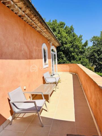 EXCLUSIVITE
Ici, on n’achète pas simplement une maison.
On achète un terrain, une construction solide, des volumes et une adresse…
Et surtout, une vraie possibilité de créer une propriété à son image.

Isabelle Duval vous propose en exclusivité cette villa traditionnelle de maçon, édifiée en 2012 sur un terrain paysager de 2 678 m², dans un secteur résidentiel recherché d’Opio, à proximité du bois.

Si vous recherchez une adresse privilégiée à Opio, une construction solide et un bien capable de traverser les années, cette propriété familiale mérite clairement votre attention.

Parmi les nombreux atouts de votre future propriété :
• Villa d’environ 250 m², pour 344 m² de surface au sol
• Terrain de 2 678 m² avec de belles restanques entretenues, 11 oliviers, 2 palmiers et un espace potager 
• Exposition plein Sud pour les espaces de vie et de nuit, une loggia au nord pour l'été et, une terrasse à l'Est pour les matins d'hiver
• Piscine mosaïque rénovée en 2025 avec couverture rigide 
• Plusieurs terrasses et espaces extérieurs pour vivre dehors une grande partie de l’année

Un espace de vie lumineux avec un effet dedans/dehors
• Salon chaleureux avec insert, prolongé par une terrasse ombragée ouverte sur l'espace piscine 
• Salle à manger lumineuse, ouverte sur une terrasse abritée avec ventilation naturelle
• Cuisine indépendante et arrière-cuisine aménagée (frigo américain, placards, espace machines ), tout simplement pratique
• Une loggia vitrée agrandit la cuisine en s'ouvrant sur une pelouse reposante, un délice pour les petits déjeuners d'été
• Un SAS d'entrée isolé, organisé et vitré permet de séparer ce que l'on souhaite laisser à la porte, pratique au quotidien  

Côté nuit : 5 chambres et leur salle de bains privatives 
• De plain-pied, deux chambres et leur SDB dont une suite parentale avec dressing et l'autre avec salle d'eau
• A l'étage, deux grandes chambres avec salle de bains privative et un wc indépendant, vive l'autonomie en famille
• En rez de jardin, une chambre prolongée par une salle d'eau entièrement refaite
• 7 WC dont 3 indépendants dans l'ensemble de la propriété
• Un bureau agrandi par une loggia (19m2) conduisant à une terrasse côté Est, parfait pour les matins d'hiver

• En rez de jardin, le deux-pièces est intégré à la villa mais peut être dissocié, parfait pour la famille ou profession libérale
• Cuisine entièrement aménagée et récente (tout reste !)
• Une chambre prolongée par une salle d'eau entièrement refaite 
• Pièce en souplex avec VMC pouvant servir de chambre d'appoint ou autre
• Espace buanderie avec branchements, nombreux placards et rangements
• Garage / parking intérieur carrelé et aménagé de plus de 45 m² avec grands placards de rangement
• Carport pour 3 véhicules en extérieur
• Cour pavée plate pouvant accueillir de nombreuses voitures, ou un espace de réception extérieur
• Portail motorisé avec visio et portillon avec clé

Côté technique :
• DPE performant B&A, rare pour ce type de maison
• Forage alimentant l’arrosage automatique du jardin
• Chauffage au sol par PAC (Air/eau)
• Cheminée avec insert
• Double vitrage, moustiquaires, grilles de sécurité au plain-pied
• Volets et huisseries en chêne massif, PVC pour les loggias
• Adoucisseur d’eau 
• Garage aménagé avec atelier, local piscine, cave et rangements
• Vide sanitaire accessible et sain
• Construction parasismique, de l'époque de la construction

La villa présente aujourd’hui un style intérieur traditionnel.
Ici, la valeur est dans la construction, les volumes, le terrain, les annexes, l’adresse recherchée et le potentiel d’évolution.
À proximité des commerces d’Opio et du Rouret, du CIV de Valbonne et des transports scolaires, elle coche les cases d’une vraie maison de famille.

Une propriété à visiter pour en mesurer tout le potentiel.
📞 Contactez-moi pour la découvrir en exclusivité.