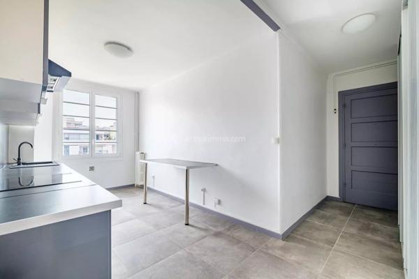 Vente                                                      Appartement
                        
                     2 pièces                      55 m2                     à Villeurbanne