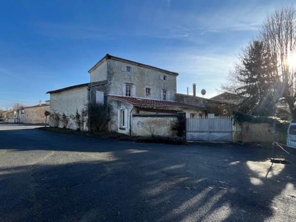 Maison de Maître à rénover environ 300m² avec garages, jardin, puits, dépendances, cours d'eau