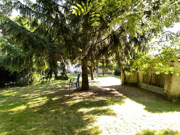 Maison de Maître à rénover environ 300m² avec garages, jardin, puits, dépendances, cours d'eau