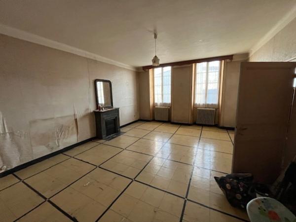 Maison de Maître à rénover environ 300m² avec garages, jardin, puits, dépendances, cours d'eau