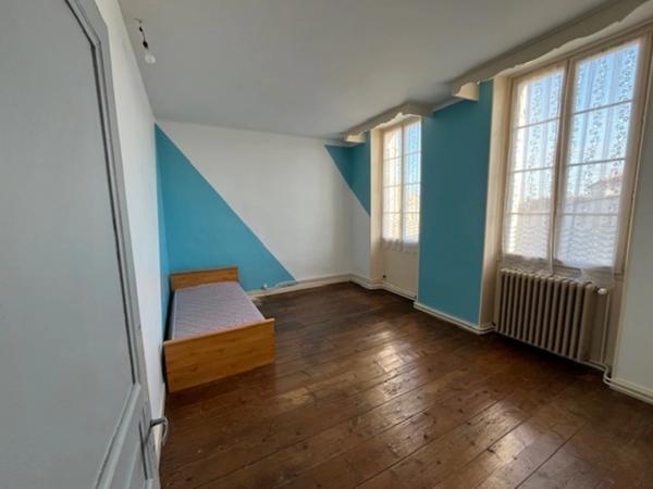 Maison de Maître à rénover environ 300m² avec garages, jardin, puits, dépendances, cours d'eau