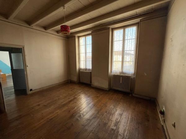 Maison de Maître à rénover environ 300m² avec garages, jardin, puits, dépendances, cours d'eau