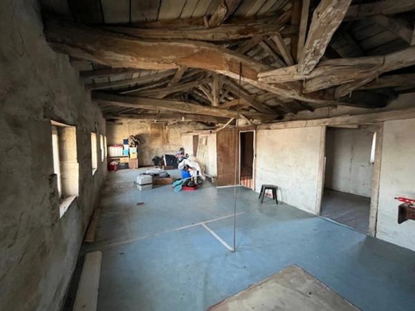 Maison de Maître à rénover environ 300m² avec garages, jardin, puits, dépendances, cours d'eau