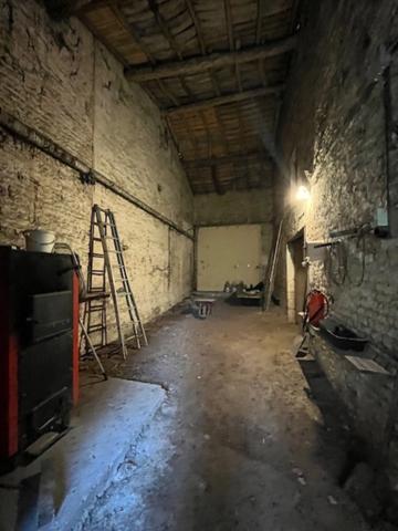 Maison de Maître à rénover environ 300m² avec garages, jardin, puits, dépendances, cours d'eau