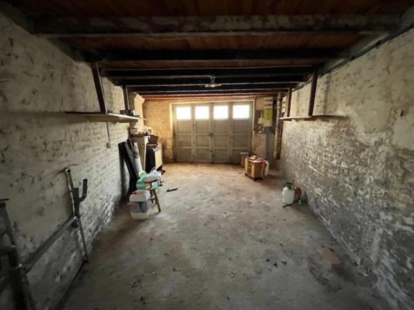 Maison de Maître à rénover environ 300m² avec garages, jardin, puits, dépendances, cours d'eau