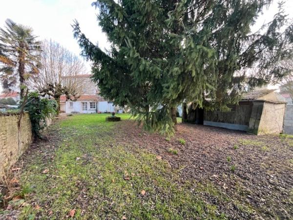 Maison de Maître à rénover environ 300m² avec garages, jardin, puits, dépendances, cours d'eau