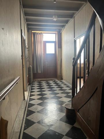 Maison de Maître à rénover environ 300m² avec garages, jardin, puits, dépendances, cours d'eau