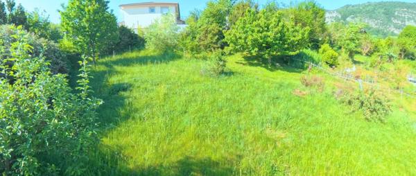 🌳 Terrain arboré de 606 m² – Un écrin de verdure au cœur de Saint-Nazaire-en-Royans (26190)