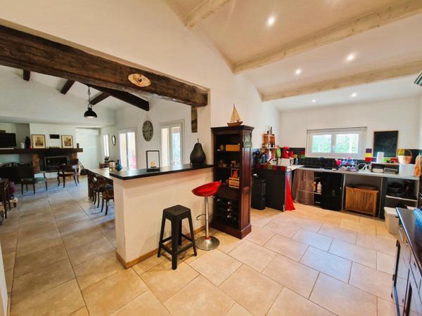 Nouveau prix 385000€ Maison d'environ 126m² sur terrain de 2642m²