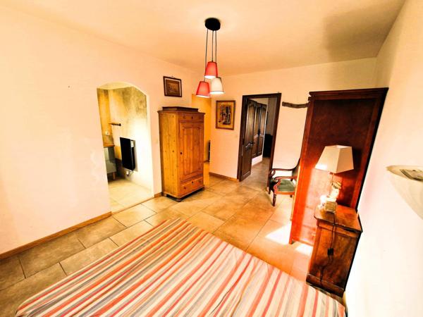 Nouveau prix 385000€ Maison d'environ 126m² sur terrain de 2642m²