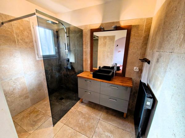 Nouveau prix 385000€ Maison d'environ 126m² sur terrain de 2642m²