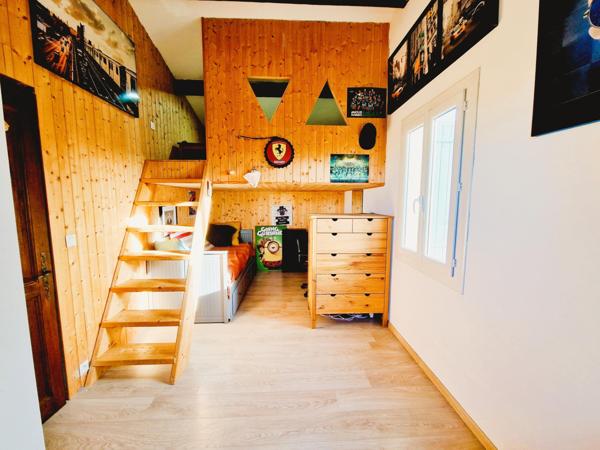 Nouveau prix 385000€ Maison d'environ 126m² sur terrain de 2642m²