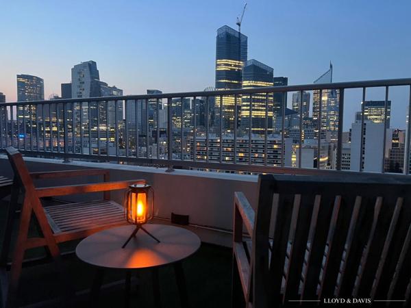 SPLENDIDE APPARTEMENT AU DERNIER ETAGE - VUE TOUR EIFFEL ET SACRE COEUR