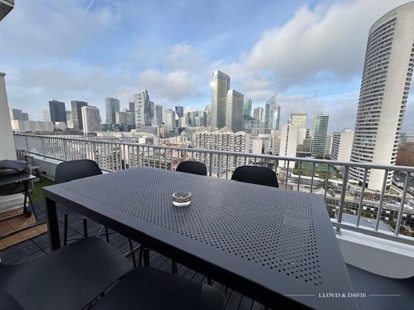 SPLENDIDE APPARTEMENT AU DERNIER ETAGE - VUE TOUR EIFFEL ET SACRE COEUR