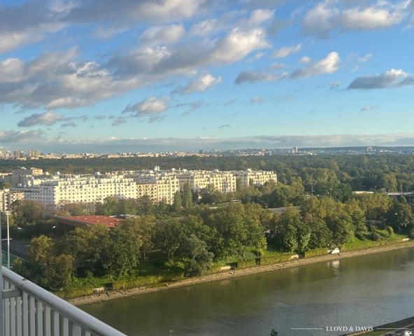 SPLENDIDE APPARTEMENT AU DERNIER ETAGE - VUE TOUR EIFFEL ET SACRE COEUR