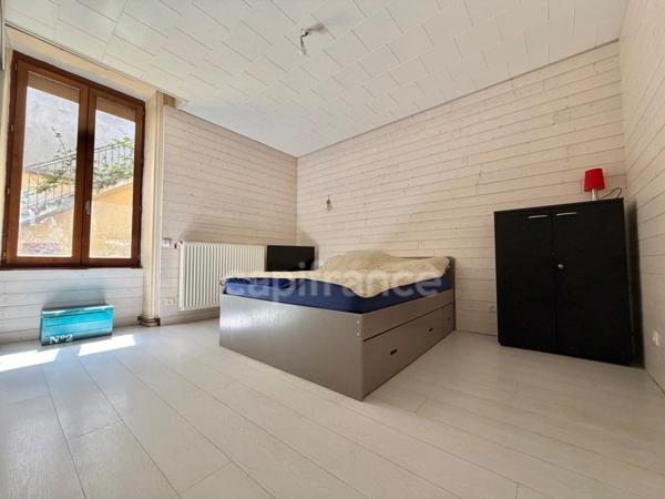 APPARTEMENT 61 M2, 2 CHAMBRE, COUR DE 80 M2, GARAGE, FIBRE OPTIQUE, DOUBLE VITRAGE + VOLETS ROULANTS, CAVE DE 31 M2, FAIBLE CHARGES DE COPROPRIÉTÉ