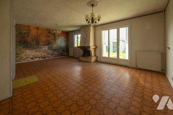 Maison de plain pied comprenant : entrée, cuisine, séjour-salon avec cheminée, trois chambres, salle