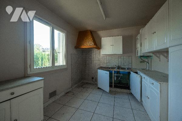 Maison de plain pied comprenant : entrée, cuisine, séjour-salon avec cheminée, trois chambres, salle