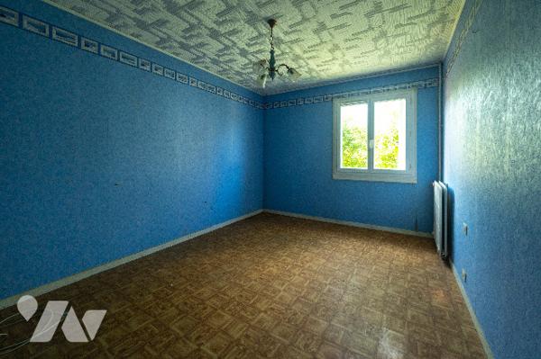 Maison de plain pied comprenant : entrée, cuisine, séjour-salon avec cheminée, trois chambres, salle