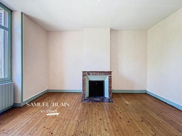 Maison de ville, 5 chambres, cheminées, jardin, grand garage.