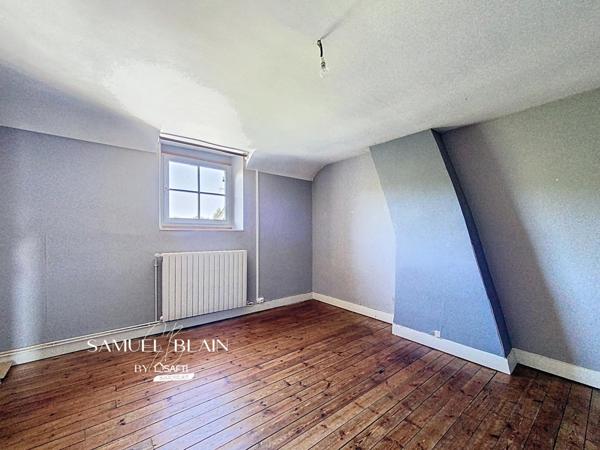 Maison de ville, 5 chambres, cheminées, jardin, grand garage.