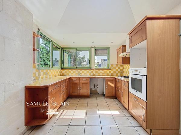 Maison de ville, 5 chambres, cheminées, jardin, grand garage.