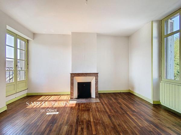 Maison de ville, 5 chambres, cheminées, jardin, grand garage.