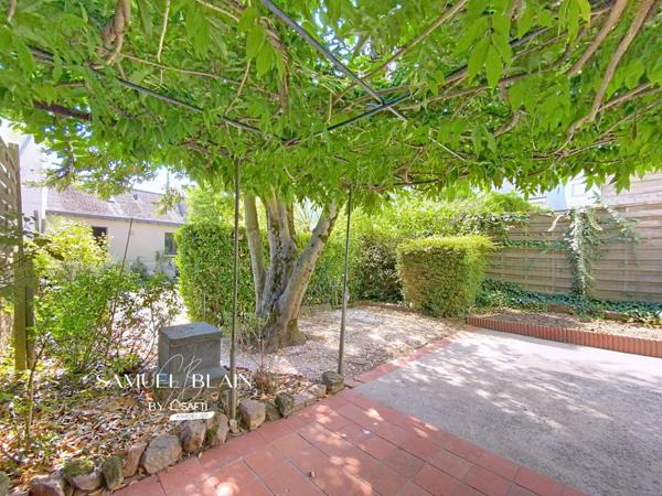 Maison de ville, 5 chambres, cheminées, jardin, grand garage.