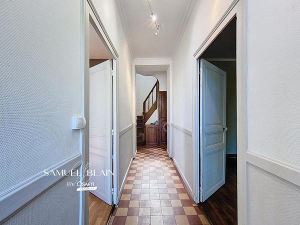 Maison de ville, 5 chambres, cheminées, jardin, grand garage.