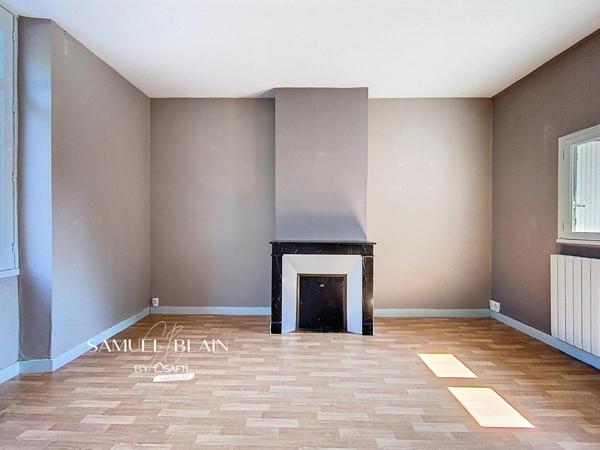 Maison de ville, 5 chambres, cheminées, jardin, grand garage.