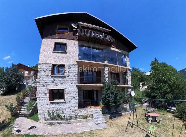 🏔️✨ À ALLOS – ENSEMBLE IMMOBILIER DE 450 M² – 4 APPARTEMENTS – TERRAIN 1 455 M² ✨🏡
❤️ BELLE OPPORTUNITÉ POUR UN PROJET FAMILIAL, LOCATIF OU TOURISTIQUE !
À Allos, à proximité immédiate du village et à seulement 5 minutes à pied des commerces et commodités, venez découvrir cette grande maison d'environ 450 m²(326m² en CARREZ), organisée en 4 appartements indépendants, implantée sur un magnifique terrain d'environ 1 455 m².
📍 Allos, commune touristique du Val d'Allos, bénéficie d'un environnement exceptionnel, aux portes du Parc National du Mercantour, avec ses deux stations de sports d'hiver et d'été : Le Seignus et La Foux d'Allos – Espace Lumière.
Un territoire qui se vit toute l'année : 🎿 ski, 🚵‍♂️ VTT, 🥾 randonnées, 🏔️ montagne, 💦 activités nautiques, découverte du Lac d'Allos, des sources du Verdon et des magnifiques Gorges du Verdon...
________________________________________
🏡 UNE GRANDE MAISON COMPOSÉE DE 4 APPARTEMENTS
La propriété développe environ 450 m² et se compose de :
🔹 Appartement de 88m²
🔹 Appartement de 100m²
🔹 Appartement de 102 m²
🔹 Appartement de 100 m²
Un ensemble particulièrement intéressant pour différents projets :
👨‍👩‍👧‍👦 Grande maison familiale ou intergénérationnelle
💰 Investissement locatif
🏔️ Location saisonnière
🛎️ Projet de gîtes ou d'hébergement touristique
La configuration permet également d'imaginer une résidence principale tout en conservant plusieurs logements indépendants pour accueillir famille, amis ou locataires.
________________________________________
✨ UN APPARTEMENT DÉJÀ RÉNOVÉ
L'appartement situé au 3ème étage a été rénové il y a quelques années et permet aujourd'hui de poser directement ses valises.
Il propose :
🛋️ Une agréable pièce de vie
🍽️ Une cuisine intégrée et équipée
🛏️ 4 chambres, dont 2 en sous-pente
🪟 Une partie des menuiseries en double vitrage
Un logement confortable qui peut être occupé immédiatement, tandis que les autres appartements pourront être rénovés progressivement selon le projet du futur propriétaire.
________________________________________
🔨 3 APPARTEMENTS À RÉNOVER POUR CRÉER VOTRE PROJET
Les trois appartements des niveaux inférieurs sont sains, mais nécessitent des travaux de rénovation.
Ils offrent cependant de beaux volumes et un très beau potentiel.
🛏️ Les appartements des étages disposent chacun de 4 chambres.
🏡 Le logement du rez-de-chaussée dispose quant à lui de 3 chambres et bénéficie d'un accès direct au jardin par quelques marches.
Chaque appartement situé aux étages profite également de son balcon privatif.
De quoi laisser libre cours à votre imagination et créer des logements parfaitement adaptés à la location saisonnière ou à un projet familial. ✨
________________________________________
🌄 UNE VUE EXCEPTIONNELLE SUR LA VALLÉE
C'est également l'un des beaux atouts de cette propriété !
☀️ Les balcons sont orientés plein Sud et offrent une vue dégagée à 180° sur les montagnes et la vallée.
Un véritable spectacle au fil des saisons, avec les sommets enneigés en hiver et les paysages verdoyants de la montagne aux beaux jours. 🏔️🌲
________________________________________
🌳 1 455 M² DE TERRAIN !
La propriété bénéficie d'un terrain d'environ 1 455 m², un véritable privilège à proximité du village.
🌿 Jardin
🔥 Espace barbecue
🥕 Possibilité de créer un potager
🏊 Possibilité d'imaginer une piscine, sous réserve des autorisations nécessaires
👨‍👩‍👧‍👦 Un espace idéal pour profiter pleinement des beaux jours en famille ou entre amis.
________________________________________
🚗 DES ANNEXES PRATIQUES
La maison dispose également de :
🚘 Grand garage
🗄️ 2 caves
🔥 Chauffage central avec chaudière au fioul
De nombreux espaces qui viennent compléter les volumes déjà très importants de cette propriété.
________________________________________
🎿 UN EMPLACEMENT IDÉAL EN TOUTE SAISON
🚶‍♀️ 7 minutes à pied du village d'Allos
🛍️ Commerces et commodités à proximité
⛷️ Station du Seignus à environ 5 minutes en voiture
🎿 La Foux d'Allos – Espace Lumière à environ 10 minutes
🚵‍♂️ Nombreux parcours VTT
🥾 Randonnées au cœur du Mercantour
💦 Base de loisirs d'Allos avec son plan d'eau et ses nombreuses activités estivales
🏔️ Parc National du Mercantour
💧 Sources du Verdon et Lac d'Allos
🌊 Proximité des Gorges du Verdon
________________________________________
⭐ LES + DE CETTE PROPRIÉTÉ
❤️ Environ 450 m²
🏡 4 appartements indépendants
🌳 Terrain d'environ 1 455 m²
🌄 Vue panoramique à 180°
☀️ Orientation plein Sud
🛏️ 16 chambres au total sur les 4 logements
✨ 1 appartement déjà rénové
🔨 3 appartements offrant un beau potentiel après travaux
🚘 Grand garage
🗄️ 2 caves
🚶‍♀️ Village accessible à pied
💰 Idéal pour investissement locatif ou projet familial
🏔️ Un bien permettant d'imaginer de nombreux projets en montagne !
________________________________________
📸 Au regard de la superficie et du nombre de logements, nous disposons de photos complémentaires ainsi que d'une visite virtuelle permettant de découvrir l'ensemble des 4 appartements. N'hésitez pas à nous les demander.
📍 Allos est situé à environ 2h30 de Nice et 3h30 de Marseille et Toulon.
✨ Une propriété rare par ses volumes, son terrain et sa configuration, offrant un potentiel exceptionnel dans un secteur touristique recherché du Val d'Allos.
📞 À découvrir sans tarder ! Contactez-moi pour plus d'informations ou pour organiser une visite.
⚠️ Les informations sur les risques auxquels ce bien est exposé sont disponibles sur le site Géorisques.
🏔️ Le Val d'Allos, bien plus qu'une destination… un art de vivre au cœur des Alpes.