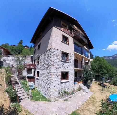 🏔️✨ À ALLOS – ENSEMBLE IMMOBILIER DE 450 M² – 4 APPARTEMENTS – TERRAIN 1 455 M² ✨🏡
❤️ BELLE OPPORTUNITÉ POUR UN PROJET FAMILIAL, LOCATIF OU TOURISTIQUE !
À Allos, à proximité immédiate du village et à seulement 5 minutes à pied des commerces et commodités, venez découvrir cette grande maison d'environ 450 m²(326m² en CARREZ), organisée en 4 appartements indépendants, implantée sur un magnifique terrain d'environ 1 455 m².
📍 Allos, commune touristique du Val d'Allos, bénéficie d'un environnement exceptionnel, aux portes du Parc National du Mercantour, avec ses deux stations de sports d'hiver et d'été : Le Seignus et La Foux d'Allos – Espace Lumière.
Un territoire qui se vit toute l'année : 🎿 ski, 🚵‍♂️ VTT, 🥾 randonnées, 🏔️ montagne, 💦 activités nautiques, découverte du Lac d'Allos, des sources du Verdon et des magnifiques Gorges du Verdon...
________________________________________
🏡 UNE GRANDE MAISON COMPOSÉE DE 4 APPARTEMENTS
La propriété développe environ 450 m² et se compose de :
🔹 Appartement de 88m²
🔹 Appartement de 100m²
🔹 Appartement de 102 m²
🔹 Appartement de 100 m²
Un ensemble particulièrement intéressant pour différents projets :
👨‍👩‍👧‍👦 Grande maison familiale ou intergénérationnelle
💰 Investissement locatif
🏔️ Location saisonnière
🛎️ Projet de gîtes ou d'hébergement touristique
La configuration permet également d'imaginer une résidence principale tout en conservant plusieurs logements indépendants pour accueillir famille, amis ou locataires.
________________________________________
✨ UN APPARTEMENT DÉJÀ RÉNOVÉ
L'appartement situé au 3ème étage a été rénové il y a quelques années et permet aujourd'hui de poser directement ses valises.
Il propose :
🛋️ Une agréable pièce de vie
🍽️ Une cuisine intégrée et équipée
🛏️ 4 chambres, dont 2 en sous-pente
🪟 Une partie des menuiseries en double vitrage
Un logement confortable qui peut être occupé immédiatement, tandis que les autres appartements pourront être rénovés progressivement selon le projet du futur propriétaire.
________________________________________
🔨 3 APPARTEMENTS À RÉNOVER POUR CRÉER VOTRE PROJET
Les trois appartements des niveaux inférieurs sont sains, mais nécessitent des travaux de rénovation.
Ils offrent cependant de beaux volumes et un très beau potentiel.
🛏️ Les appartements des étages disposent chacun de 4 chambres.
🏡 Le logement du rez-de-chaussée dispose quant à lui de 3 chambres et bénéficie d'un accès direct au jardin par quelques marches.
Chaque appartement situé aux étages profite également de son balcon privatif.
De quoi laisser libre cours à votre imagination et créer des logements parfaitement adaptés à la location saisonnière ou à un projet familial. ✨
________________________________________
🌄 UNE VUE EXCEPTIONNELLE SUR LA VALLÉE
C'est également l'un des beaux atouts de cette propriété !
☀️ Les balcons sont orientés plein Sud et offrent une vue dégagée à 180° sur les montagnes et la vallée.
Un véritable spectacle au fil des saisons, avec les sommets enneigés en hiver et les paysages verdoyants de la montagne aux beaux jours. 🏔️🌲
________________________________________
🌳 1 455 M² DE TERRAIN !
La propriété bénéficie d'un terrain d'environ 1 455 m², un véritable privilège à proximité du village.
🌿 Jardin
🔥 Espace barbecue
🥕 Possibilité de créer un potager
🏊 Possibilité d'imaginer une piscine, sous réserve des autorisations nécessaires
👨‍👩‍👧‍👦 Un espace idéal pour profiter pleinement des beaux jours en famille ou entre amis.
________________________________________
🚗 DES ANNEXES PRATIQUES
La maison dispose également de :
🚘 Grand garage
🗄️ 2 caves
🔥 Chauffage central avec chaudière au fioul
De nombreux espaces qui viennent compléter les volumes déjà très importants de cette propriété.
________________________________________
🎿 UN EMPLACEMENT IDÉAL EN TOUTE SAISON
🚶‍♀️ 7 minutes à pied du village d'Allos
🛍️ Commerces et commodités à proximité
⛷️ Station du Seignus à environ 5 minutes en voiture
🎿 La Foux d'Allos – Espace Lumière à environ 10 minutes
🚵‍♂️ Nombreux parcours VTT
🥾 Randonnées au cœur du Mercantour
💦 Base de loisirs d'Allos avec son plan d'eau et ses nombreuses activités estivales
🏔️ Parc National du Mercantour
💧 Sources du Verdon et Lac d'Allos
🌊 Proximité des Gorges du Verdon
________________________________________
⭐ LES + DE CETTE PROPRIÉTÉ
❤️ Environ 450 m²
🏡 4 appartements indépendants
🌳 Terrain d'environ 1 455 m²
🌄 Vue panoramique à 180°
☀️ Orientation plein Sud
🛏️ 16 chambres au total sur les 4 logements
✨ 1 appartement déjà rénové
🔨 3 appartements offrant un beau potentiel après travaux
🚘 Grand garage
🗄️ 2 caves
🚶‍♀️ Village accessible à pied
💰 Idéal pour investissement locatif ou projet familial
🏔️ Un bien permettant d'imaginer de nombreux projets en montagne !
________________________________________
📸 Au regard de la superficie et du nombre de logements, nous disposons de photos complémentaires ainsi que d'une visite virtuelle permettant de découvrir l'ensemble des 4 appartements. N'hésitez pas à nous les demander.
📍 Allos est situé à environ 2h30 de Nice et 3h30 de Marseille et Toulon.
✨ Une propriété rare par ses volumes, son terrain et sa configuration, offrant un potentiel exceptionnel dans un secteur touristique recherché du Val d'Allos.
📞 À découvrir sans tarder ! Contactez-moi pour plus d'informations ou pour organiser une visite.
⚠️ Les informations sur les risques auxquels ce bien est exposé sont disponibles sur le site Géorisques.
🏔️ Le Val d'Allos, bien plus qu'une destination… un art de vivre au cœur des Alpes.
