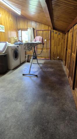 🏔️✨ À ALLOS – ENSEMBLE IMMOBILIER DE 450 M² – 4 APPARTEMENTS – TERRAIN 1 455 M² ✨🏡
❤️ BELLE OPPORTUNITÉ POUR UN PROJET FAMILIAL, LOCATIF OU TOURISTIQUE !
À Allos, à proximité immédiate du village et à seulement 5 minutes à pied des commerces et commodités, venez découvrir cette grande maison d'environ 450 m²(326m² en CARREZ), organisée en 4 appartements indépendants, implantée sur un magnifique terrain d'environ 1 455 m².
📍 Allos, commune touristique du Val d'Allos, bénéficie d'un environnement exceptionnel, aux portes du Parc National du Mercantour, avec ses deux stations de sports d'hiver et d'été : Le Seignus et La Foux d'Allos – Espace Lumière.
Un territoire qui se vit toute l'année : 🎿 ski, 🚵‍♂️ VTT, 🥾 randonnées, 🏔️ montagne, 💦 activités nautiques, découverte du Lac d'Allos, des sources du Verdon et des magnifiques Gorges du Verdon...
________________________________________
🏡 UNE GRANDE MAISON COMPOSÉE DE 4 APPARTEMENTS
La propriété développe environ 450 m² et se compose de :
🔹 Appartement de 88m²
🔹 Appartement de 100m²
🔹 Appartement de 102 m²
🔹 Appartement de 100 m²
Un ensemble particulièrement intéressant pour différents projets :
👨‍👩‍👧‍👦 Grande maison familiale ou intergénérationnelle
💰 Investissement locatif
🏔️ Location saisonnière
🛎️ Projet de gîtes ou d'hébergement touristique
La configuration permet également d'imaginer une résidence principale tout en conservant plusieurs logements indépendants pour accueillir famille, amis ou locataires.
________________________________________
✨ UN APPARTEMENT DÉJÀ RÉNOVÉ
L'appartement situé au 3ème étage a été rénové il y a quelques années et permet aujourd'hui de poser directement ses valises.
Il propose :
🛋️ Une agréable pièce de vie
🍽️ Une cuisine intégrée et équipée
🛏️ 4 chambres, dont 2 en sous-pente
🪟 Une partie des menuiseries en double vitrage
Un logement confortable qui peut être occupé immédiatement, tandis que les autres appartements pourront être rénovés progressivement selon le projet du futur propriétaire.
________________________________________
🔨 3 APPARTEMENTS À RÉNOVER POUR CRÉER VOTRE PROJET
Les trois appartements des niveaux inférieurs sont sains, mais nécessitent des travaux de rénovation.
Ils offrent cependant de beaux volumes et un très beau potentiel.
🛏️ Les appartements des étages disposent chacun de 4 chambres.
🏡 Le logement du rez-de-chaussée dispose quant à lui de 3 chambres et bénéficie d'un accès direct au jardin par quelques marches.
Chaque appartement situé aux étages profite également de son balcon privatif.
De quoi laisser libre cours à votre imagination et créer des logements parfaitement adaptés à la location saisonnière ou à un projet familial. ✨
________________________________________
🌄 UNE VUE EXCEPTIONNELLE SUR LA VALLÉE
C'est également l'un des beaux atouts de cette propriété !
☀️ Les balcons sont orientés plein Sud et offrent une vue dégagée à 180° sur les montagnes et la vallée.
Un véritable spectacle au fil des saisons, avec les sommets enneigés en hiver et les paysages verdoyants de la montagne aux beaux jours. 🏔️🌲
________________________________________
🌳 1 455 M² DE TERRAIN !
La propriété bénéficie d'un terrain d'environ 1 455 m², un véritable privilège à proximité du village.
🌿 Jardin
🔥 Espace barbecue
🥕 Possibilité de créer un potager
🏊 Possibilité d'imaginer une piscine, sous réserve des autorisations nécessaires
👨‍👩‍👧‍👦 Un espace idéal pour profiter pleinement des beaux jours en famille ou entre amis.
________________________________________
🚗 DES ANNEXES PRATIQUES
La maison dispose également de :
🚘 Grand garage
🗄️ 2 caves
🔥 Chauffage central avec chaudière au fioul
De nombreux espaces qui viennent compléter les volumes déjà très importants de cette propriété.
________________________________________
🎿 UN EMPLACEMENT IDÉAL EN TOUTE SAISON
🚶‍♀️ 7 minutes à pied du village d'Allos
🛍️ Commerces et commodités à proximité
⛷️ Station du Seignus à environ 5 minutes en voiture
🎿 La Foux d'Allos – Espace Lumière à environ 10 minutes
🚵‍♂️ Nombreux parcours VTT
🥾 Randonnées au cœur du Mercantour
💦 Base de loisirs d'Allos avec son plan d'eau et ses nombreuses activités estivales
🏔️ Parc National du Mercantour
💧 Sources du Verdon et Lac d'Allos
🌊 Proximité des Gorges du Verdon
________________________________________
⭐ LES + DE CETTE PROPRIÉTÉ
❤️ Environ 450 m²
🏡 4 appartements indépendants
🌳 Terrain d'environ 1 455 m²
🌄 Vue panoramique à 180°
☀️ Orientation plein Sud
🛏️ 16 chambres au total sur les 4 logements
✨ 1 appartement déjà rénové
🔨 3 appartements offrant un beau potentiel après travaux
🚘 Grand garage
🗄️ 2 caves
🚶‍♀️ Village accessible à pied
💰 Idéal pour investissement locatif ou projet familial
🏔️ Un bien permettant d'imaginer de nombreux projets en montagne !
________________________________________
📸 Au regard de la superficie et du nombre de logements, nous disposons de photos complémentaires ainsi que d'une visite virtuelle permettant de découvrir l'ensemble des 4 appartements. N'hésitez pas à nous les demander.
📍 Allos est situé à environ 2h30 de Nice et 3h30 de Marseille et Toulon.
✨ Une propriété rare par ses volumes, son terrain et sa configuration, offrant un potentiel exceptionnel dans un secteur touristique recherché du Val d'Allos.
📞 À découvrir sans tarder ! Contactez-moi pour plus d'informations ou pour organiser une visite.
⚠️ Les informations sur les risques auxquels ce bien est exposé sont disponibles sur le site Géorisques.
🏔️ Le Val d'Allos, bien plus qu'une destination… un art de vivre au cœur des Alpes.