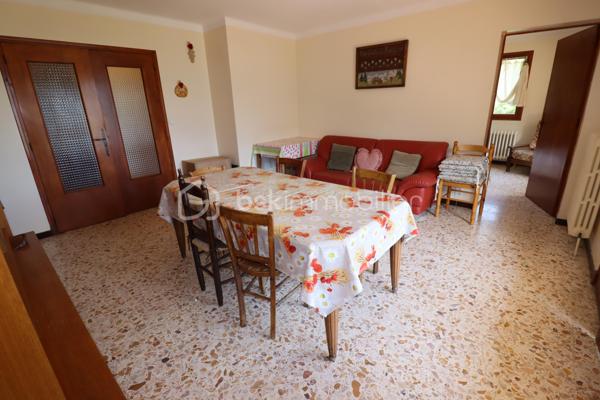 🏔️✨ À ALLOS – ENSEMBLE IMMOBILIER DE 450 M² – 4 APPARTEMENTS – TERRAIN 1 455 M² ✨🏡
❤️ BELLE OPPORTUNITÉ POUR UN PROJET FAMILIAL, LOCATIF OU TOURISTIQUE !
À Allos, à proximité immédiate du village et à seulement 5 minutes à pied des commerces et commodités, venez découvrir cette grande maison d'environ 450 m²(326m² en CARREZ), organisée en 4 appartements indépendants, implantée sur un magnifique terrain d'environ 1 455 m².
📍 Allos, commune touristique du Val d'Allos, bénéficie d'un environnement exceptionnel, aux portes du Parc National du Mercantour, avec ses deux stations de sports d'hiver et d'été : Le Seignus et La Foux d'Allos – Espace Lumière.
Un territoire qui se vit toute l'année : 🎿 ski, 🚵‍♂️ VTT, 🥾 randonnées, 🏔️ montagne, 💦 activités nautiques, découverte du Lac d'Allos, des sources du Verdon et des magnifiques Gorges du Verdon...
________________________________________
🏡 UNE GRANDE MAISON COMPOSÉE DE 4 APPARTEMENTS
La propriété développe environ 450 m² et se compose de :
🔹 Appartement de 88m²
🔹 Appartement de 100m²
🔹 Appartement de 102 m²
🔹 Appartement de 100 m²
Un ensemble particulièrement intéressant pour différents projets :
👨‍👩‍👧‍👦 Grande maison familiale ou intergénérationnelle
💰 Investissement locatif
🏔️ Location saisonnière
🛎️ Projet de gîtes ou d'hébergement touristique
La configuration permet également d'imaginer une résidence principale tout en conservant plusieurs logements indépendants pour accueillir famille, amis ou locataires.
________________________________________
✨ UN APPARTEMENT DÉJÀ RÉNOVÉ
L'appartement situé au 3ème étage a été rénové il y a quelques années et permet aujourd'hui de poser directement ses valises.
Il propose :
🛋️ Une agréable pièce de vie
🍽️ Une cuisine intégrée et équipée
🛏️ 4 chambres, dont 2 en sous-pente
🪟 Une partie des menuiseries en double vitrage
Un logement confortable qui peut être occupé immédiatement, tandis que les autres appartements pourront être rénovés progressivement selon le projet du futur propriétaire.
________________________________________
🔨 3 APPARTEMENTS À RÉNOVER POUR CRÉER VOTRE PROJET
Les trois appartements des niveaux inférieurs sont sains, mais nécessitent des travaux de rénovation.
Ils offrent cependant de beaux volumes et un très beau potentiel.
🛏️ Les appartements des étages disposent chacun de 4 chambres.
🏡 Le logement du rez-de-chaussée dispose quant à lui de 3 chambres et bénéficie d'un accès direct au jardin par quelques marches.
Chaque appartement situé aux étages profite également de son balcon privatif.
De quoi laisser libre cours à votre imagination et créer des logements parfaitement adaptés à la location saisonnière ou à un projet familial. ✨
________________________________________
🌄 UNE VUE EXCEPTIONNELLE SUR LA VALLÉE
C'est également l'un des beaux atouts de cette propriété !
☀️ Les balcons sont orientés plein Sud et offrent une vue dégagée à 180° sur les montagnes et la vallée.
Un véritable spectacle au fil des saisons, avec les sommets enneigés en hiver et les paysages verdoyants de la montagne aux beaux jours. 🏔️🌲
________________________________________
🌳 1 455 M² DE TERRAIN !
La propriété bénéficie d'un terrain d'environ 1 455 m², un véritable privilège à proximité du village.
🌿 Jardin
🔥 Espace barbecue
🥕 Possibilité de créer un potager
🏊 Possibilité d'imaginer une piscine, sous réserve des autorisations nécessaires
👨‍👩‍👧‍👦 Un espace idéal pour profiter pleinement des beaux jours en famille ou entre amis.
________________________________________
🚗 DES ANNEXES PRATIQUES
La maison dispose également de :
🚘 Grand garage
🗄️ 2 caves
🔥 Chauffage central avec chaudière au fioul
De nombreux espaces qui viennent compléter les volumes déjà très importants de cette propriété.
________________________________________
🎿 UN EMPLACEMENT IDÉAL EN TOUTE SAISON
🚶‍♀️ 7 minutes à pied du village d'Allos
🛍️ Commerces et commodités à proximité
⛷️ Station du Seignus à environ 5 minutes en voiture
🎿 La Foux d'Allos – Espace Lumière à environ 10 minutes
🚵‍♂️ Nombreux parcours VTT
🥾 Randonnées au cœur du Mercantour
💦 Base de loisirs d'Allos avec son plan d'eau et ses nombreuses activités estivales
🏔️ Parc National du Mercantour
💧 Sources du Verdon et Lac d'Allos
🌊 Proximité des Gorges du Verdon
________________________________________
⭐ LES + DE CETTE PROPRIÉTÉ
❤️ Environ 450 m²
🏡 4 appartements indépendants
🌳 Terrain d'environ 1 455 m²
🌄 Vue panoramique à 180°
☀️ Orientation plein Sud
🛏️ 16 chambres au total sur les 4 logements
✨ 1 appartement déjà rénové
🔨 3 appartements offrant un beau potentiel après travaux
🚘 Grand garage
🗄️ 2 caves
🚶‍♀️ Village accessible à pied
💰 Idéal pour investissement locatif ou projet familial
🏔️ Un bien permettant d'imaginer de nombreux projets en montagne !
________________________________________
📸 Au regard de la superficie et du nombre de logements, nous disposons de photos complémentaires ainsi que d'une visite virtuelle permettant de découvrir l'ensemble des 4 appartements. N'hésitez pas à nous les demander.
📍 Allos est situé à environ 2h30 de Nice et 3h30 de Marseille et Toulon.
✨ Une propriété rare par ses volumes, son terrain et sa configuration, offrant un potentiel exceptionnel dans un secteur touristique recherché du Val d'Allos.
📞 À découvrir sans tarder ! Contactez-moi pour plus d'informations ou pour organiser une visite.
⚠️ Les informations sur les risques auxquels ce bien est exposé sont disponibles sur le site Géorisques.
🏔️ Le Val d'Allos, bien plus qu'une destination… un art de vivre au cœur des Alpes.