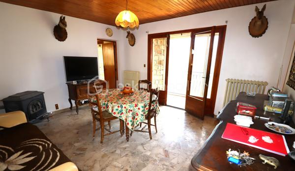 🏔️✨ À ALLOS – ENSEMBLE IMMOBILIER DE 450 M² – 4 APPARTEMENTS – TERRAIN 1 455 M² ✨🏡
❤️ BELLE OPPORTUNITÉ POUR UN PROJET FAMILIAL, LOCATIF OU TOURISTIQUE !
À Allos, à proximité immédiate du village et à seulement 5 minutes à pied des commerces et commodités, venez découvrir cette grande maison d'environ 450 m²(326m² en CARREZ), organisée en 4 appartements indépendants, implantée sur un magnifique terrain d'environ 1 455 m².
📍 Allos, commune touristique du Val d'Allos, bénéficie d'un environnement exceptionnel, aux portes du Parc National du Mercantour, avec ses deux stations de sports d'hiver et d'été : Le Seignus et La Foux d'Allos – Espace Lumière.
Un territoire qui se vit toute l'année : 🎿 ski, 🚵‍♂️ VTT, 🥾 randonnées, 🏔️ montagne, 💦 activités nautiques, découverte du Lac d'Allos, des sources du Verdon et des magnifiques Gorges du Verdon...
________________________________________
🏡 UNE GRANDE MAISON COMPOSÉE DE 4 APPARTEMENTS
La propriété développe environ 450 m² et se compose de :
🔹 Appartement de 88m²
🔹 Appartement de 100m²
🔹 Appartement de 102 m²
🔹 Appartement de 100 m²
Un ensemble particulièrement intéressant pour différents projets :
👨‍👩‍👧‍👦 Grande maison familiale ou intergénérationnelle
💰 Investissement locatif
🏔️ Location saisonnière
🛎️ Projet de gîtes ou d'hébergement touristique
La configuration permet également d'imaginer une résidence principale tout en conservant plusieurs logements indépendants pour accueillir famille, amis ou locataires.
________________________________________
✨ UN APPARTEMENT DÉJÀ RÉNOVÉ
L'appartement situé au 3ème étage a été rénové il y a quelques années et permet aujourd'hui de poser directement ses valises.
Il propose :
🛋️ Une agréable pièce de vie
🍽️ Une cuisine intégrée et équipée
🛏️ 4 chambres, dont 2 en sous-pente
🪟 Une partie des menuiseries en double vitrage
Un logement confortable qui peut être occupé immédiatement, tandis que les autres appartements pourront être rénovés progressivement selon le projet du futur propriétaire.
________________________________________
🔨 3 APPARTEMENTS À RÉNOVER POUR CRÉER VOTRE PROJET
Les trois appartements des niveaux inférieurs sont sains, mais nécessitent des travaux de rénovation.
Ils offrent cependant de beaux volumes et un très beau potentiel.
🛏️ Les appartements des étages disposent chacun de 4 chambres.
🏡 Le logement du rez-de-chaussée dispose quant à lui de 3 chambres et bénéficie d'un accès direct au jardin par quelques marches.
Chaque appartement situé aux étages profite également de son balcon privatif.
De quoi laisser libre cours à votre imagination et créer des logements parfaitement adaptés à la location saisonnière ou à un projet familial. ✨
________________________________________
🌄 UNE VUE EXCEPTIONNELLE SUR LA VALLÉE
C'est également l'un des beaux atouts de cette propriété !
☀️ Les balcons sont orientés plein Sud et offrent une vue dégagée à 180° sur les montagnes et la vallée.
Un véritable spectacle au fil des saisons, avec les sommets enneigés en hiver et les paysages verdoyants de la montagne aux beaux jours. 🏔️🌲
________________________________________
🌳 1 455 M² DE TERRAIN !
La propriété bénéficie d'un terrain d'environ 1 455 m², un véritable privilège à proximité du village.
🌿 Jardin
🔥 Espace barbecue
🥕 Possibilité de créer un potager
🏊 Possibilité d'imaginer une piscine, sous réserve des autorisations nécessaires
👨‍👩‍👧‍👦 Un espace idéal pour profiter pleinement des beaux jours en famille ou entre amis.
________________________________________
🚗 DES ANNEXES PRATIQUES
La maison dispose également de :
🚘 Grand garage
🗄️ 2 caves
🔥 Chauffage central avec chaudière au fioul
De nombreux espaces qui viennent compléter les volumes déjà très importants de cette propriété.
________________________________________
🎿 UN EMPLACEMENT IDÉAL EN TOUTE SAISON
🚶‍♀️ 7 minutes à pied du village d'Allos
🛍️ Commerces et commodités à proximité
⛷️ Station du Seignus à environ 5 minutes en voiture
🎿 La Foux d'Allos – Espace Lumière à environ 10 minutes
🚵‍♂️ Nombreux parcours VTT
🥾 Randonnées au cœur du Mercantour
💦 Base de loisirs d'Allos avec son plan d'eau et ses nombreuses activités estivales
🏔️ Parc National du Mercantour
💧 Sources du Verdon et Lac d'Allos
🌊 Proximité des Gorges du Verdon
________________________________________
⭐ LES + DE CETTE PROPRIÉTÉ
❤️ Environ 450 m²
🏡 4 appartements indépendants
🌳 Terrain d'environ 1 455 m²
🌄 Vue panoramique à 180°
☀️ Orientation plein Sud
🛏️ 16 chambres au total sur les 4 logements
✨ 1 appartement déjà rénové
🔨 3 appartements offrant un beau potentiel après travaux
🚘 Grand garage
🗄️ 2 caves
🚶‍♀️ Village accessible à pied
💰 Idéal pour investissement locatif ou projet familial
🏔️ Un bien permettant d'imaginer de nombreux projets en montagne !
________________________________________
📸 Au regard de la superficie et du nombre de logements, nous disposons de photos complémentaires ainsi que d'une visite virtuelle permettant de découvrir l'ensemble des 4 appartements. N'hésitez pas à nous les demander.
📍 Allos est situé à environ 2h30 de Nice et 3h30 de Marseille et Toulon.
✨ Une propriété rare par ses volumes, son terrain et sa configuration, offrant un potentiel exceptionnel dans un secteur touristique recherché du Val d'Allos.
📞 À découvrir sans tarder ! Contactez-moi pour plus d'informations ou pour organiser une visite.
⚠️ Les informations sur les risques auxquels ce bien est exposé sont disponibles sur le site Géorisques.
🏔️ Le Val d'Allos, bien plus qu'une destination… un art de vivre au cœur des Alpes.