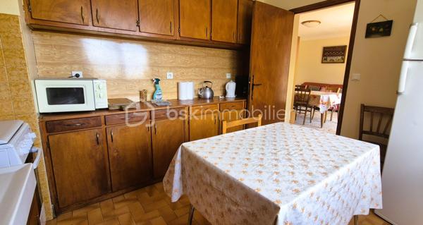 🏔️✨ À ALLOS – ENSEMBLE IMMOBILIER DE 450 M² – 4 APPARTEMENTS – TERRAIN 1 455 M² ✨🏡
❤️ BELLE OPPORTUNITÉ POUR UN PROJET FAMILIAL, LOCATIF OU TOURISTIQUE !
À Allos, à proximité immédiate du village et à seulement 5 minutes à pied des commerces et commodités, venez découvrir cette grande maison d'environ 450 m²(326m² en CARREZ), organisée en 4 appartements indépendants, implantée sur un magnifique terrain d'environ 1 455 m².
📍 Allos, commune touristique du Val d'Allos, bénéficie d'un environnement exceptionnel, aux portes du Parc National du Mercantour, avec ses deux stations de sports d'hiver et d'été : Le Seignus et La Foux d'Allos – Espace Lumière.
Un territoire qui se vit toute l'année : 🎿 ski, 🚵‍♂️ VTT, 🥾 randonnées, 🏔️ montagne, 💦 activités nautiques, découverte du Lac d'Allos, des sources du Verdon et des magnifiques Gorges du Verdon...
________________________________________
🏡 UNE GRANDE MAISON COMPOSÉE DE 4 APPARTEMENTS
La propriété développe environ 450 m² et se compose de :
🔹 Appartement de 88m²
🔹 Appartement de 100m²
🔹 Appartement de 102 m²
🔹 Appartement de 100 m²
Un ensemble particulièrement intéressant pour différents projets :
👨‍👩‍👧‍👦 Grande maison familiale ou intergénérationnelle
💰 Investissement locatif
🏔️ Location saisonnière
🛎️ Projet de gîtes ou d'hébergement touristique
La configuration permet également d'imaginer une résidence principale tout en conservant plusieurs logements indépendants pour accueillir famille, amis ou locataires.
________________________________________
✨ UN APPARTEMENT DÉJÀ RÉNOVÉ
L'appartement situé au 3ème étage a été rénové il y a quelques années et permet aujourd'hui de poser directement ses valises.
Il propose :
🛋️ Une agréable pièce de vie
🍽️ Une cuisine intégrée et équipée
🛏️ 4 chambres, dont 2 en sous-pente
🪟 Une partie des menuiseries en double vitrage
Un logement confortable qui peut être occupé immédiatement, tandis que les autres appartements pourront être rénovés progressivement selon le projet du futur propriétaire.
________________________________________
🔨 3 APPARTEMENTS À RÉNOVER POUR CRÉER VOTRE PROJET
Les trois appartements des niveaux inférieurs sont sains, mais nécessitent des travaux de rénovation.
Ils offrent cependant de beaux volumes et un très beau potentiel.
🛏️ Les appartements des étages disposent chacun de 4 chambres.
🏡 Le logement du rez-de-chaussée dispose quant à lui de 3 chambres et bénéficie d'un accès direct au jardin par quelques marches.
Chaque appartement situé aux étages profite également de son balcon privatif.
De quoi laisser libre cours à votre imagination et créer des logements parfaitement adaptés à la location saisonnière ou à un projet familial. ✨
________________________________________
🌄 UNE VUE EXCEPTIONNELLE SUR LA VALLÉE
C'est également l'un des beaux atouts de cette propriété !
☀️ Les balcons sont orientés plein Sud et offrent une vue dégagée à 180° sur les montagnes et la vallée.
Un véritable spectacle au fil des saisons, avec les sommets enneigés en hiver et les paysages verdoyants de la montagne aux beaux jours. 🏔️🌲
________________________________________
🌳 1 455 M² DE TERRAIN !
La propriété bénéficie d'un terrain d'environ 1 455 m², un véritable privilège à proximité du village.
🌿 Jardin
🔥 Espace barbecue
🥕 Possibilité de créer un potager
🏊 Possibilité d'imaginer une piscine, sous réserve des autorisations nécessaires
👨‍👩‍👧‍👦 Un espace idéal pour profiter pleinement des beaux jours en famille ou entre amis.
________________________________________
🚗 DES ANNEXES PRATIQUES
La maison dispose également de :
🚘 Grand garage
🗄️ 2 caves
🔥 Chauffage central avec chaudière au fioul
De nombreux espaces qui viennent compléter les volumes déjà très importants de cette propriété.
________________________________________
🎿 UN EMPLACEMENT IDÉAL EN TOUTE SAISON
🚶‍♀️ 7 minutes à pied du village d'Allos
🛍️ Commerces et commodités à proximité
⛷️ Station du Seignus à environ 5 minutes en voiture
🎿 La Foux d'Allos – Espace Lumière à environ 10 minutes
🚵‍♂️ Nombreux parcours VTT
🥾 Randonnées au cœur du Mercantour
💦 Base de loisirs d'Allos avec son plan d'eau et ses nombreuses activités estivales
🏔️ Parc National du Mercantour
💧 Sources du Verdon et Lac d'Allos
🌊 Proximité des Gorges du Verdon
________________________________________
⭐ LES + DE CETTE PROPRIÉTÉ
❤️ Environ 450 m²
🏡 4 appartements indépendants
🌳 Terrain d'environ 1 455 m²
🌄 Vue panoramique à 180°
☀️ Orientation plein Sud
🛏️ 16 chambres au total sur les 4 logements
✨ 1 appartement déjà rénové
🔨 3 appartements offrant un beau potentiel après travaux
🚘 Grand garage
🗄️ 2 caves
🚶‍♀️ Village accessible à pied
💰 Idéal pour investissement locatif ou projet familial
🏔️ Un bien permettant d'imaginer de nombreux projets en montagne !
________________________________________
📸 Au regard de la superficie et du nombre de logements, nous disposons de photos complémentaires ainsi que d'une visite virtuelle permettant de découvrir l'ensemble des 4 appartements. N'hésitez pas à nous les demander.
📍 Allos est situé à environ 2h30 de Nice et 3h30 de Marseille et Toulon.
✨ Une propriété rare par ses volumes, son terrain et sa configuration, offrant un potentiel exceptionnel dans un secteur touristique recherché du Val d'Allos.
📞 À découvrir sans tarder ! Contactez-moi pour plus d'informations ou pour organiser une visite.
⚠️ Les informations sur les risques auxquels ce bien est exposé sont disponibles sur le site Géorisques.
🏔️ Le Val d'Allos, bien plus qu'une destination… un art de vivre au cœur des Alpes.