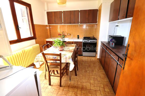 🏔️✨ À ALLOS – ENSEMBLE IMMOBILIER DE 450 M² – 4 APPARTEMENTS – TERRAIN 1 455 M² ✨🏡
❤️ BELLE OPPORTUNITÉ POUR UN PROJET FAMILIAL, LOCATIF OU TOURISTIQUE !
À Allos, à proximité immédiate du village et à seulement 5 minutes à pied des commerces et commodités, venez découvrir cette grande maison d'environ 450 m²(326m² en CARREZ), organisée en 4 appartements indépendants, implantée sur un magnifique terrain d'environ 1 455 m².
📍 Allos, commune touristique du Val d'Allos, bénéficie d'un environnement exceptionnel, aux portes du Parc National du Mercantour, avec ses deux stations de sports d'hiver et d'été : Le Seignus et La Foux d'Allos – Espace Lumière.
Un territoire qui se vit toute l'année : 🎿 ski, 🚵‍♂️ VTT, 🥾 randonnées, 🏔️ montagne, 💦 activités nautiques, découverte du Lac d'Allos, des sources du Verdon et des magnifiques Gorges du Verdon...
________________________________________
🏡 UNE GRANDE MAISON COMPOSÉE DE 4 APPARTEMENTS
La propriété développe environ 450 m² et se compose de :
🔹 Appartement de 88m²
🔹 Appartement de 100m²
🔹 Appartement de 102 m²
🔹 Appartement de 100 m²
Un ensemble particulièrement intéressant pour différents projets :
👨‍👩‍👧‍👦 Grande maison familiale ou intergénérationnelle
💰 Investissement locatif
🏔️ Location saisonnière
🛎️ Projet de gîtes ou d'hébergement touristique
La configuration permet également d'imaginer une résidence principale tout en conservant plusieurs logements indépendants pour accueillir famille, amis ou locataires.
________________________________________
✨ UN APPARTEMENT DÉJÀ RÉNOVÉ
L'appartement situé au 3ème étage a été rénové il y a quelques années et permet aujourd'hui de poser directement ses valises.
Il propose :
🛋️ Une agréable pièce de vie
🍽️ Une cuisine intégrée et équipée
🛏️ 4 chambres, dont 2 en sous-pente
🪟 Une partie des menuiseries en double vitrage
Un logement confortable qui peut être occupé immédiatement, tandis que les autres appartements pourront être rénovés progressivement selon le projet du futur propriétaire.
________________________________________
🔨 3 APPARTEMENTS À RÉNOVER POUR CRÉER VOTRE PROJET
Les trois appartements des niveaux inférieurs sont sains, mais nécessitent des travaux de rénovation.
Ils offrent cependant de beaux volumes et un très beau potentiel.
🛏️ Les appartements des étages disposent chacun de 4 chambres.
🏡 Le logement du rez-de-chaussée dispose quant à lui de 3 chambres et bénéficie d'un accès direct au jardin par quelques marches.
Chaque appartement situé aux étages profite également de son balcon privatif.
De quoi laisser libre cours à votre imagination et créer des logements parfaitement adaptés à la location saisonnière ou à un projet familial. ✨
________________________________________
🌄 UNE VUE EXCEPTIONNELLE SUR LA VALLÉE
C'est également l'un des beaux atouts de cette propriété !
☀️ Les balcons sont orientés plein Sud et offrent une vue dégagée à 180° sur les montagnes et la vallée.
Un véritable spectacle au fil des saisons, avec les sommets enneigés en hiver et les paysages verdoyants de la montagne aux beaux jours. 🏔️🌲
________________________________________
🌳 1 455 M² DE TERRAIN !
La propriété bénéficie d'un terrain d'environ 1 455 m², un véritable privilège à proximité du village.
🌿 Jardin
🔥 Espace barbecue
🥕 Possibilité de créer un potager
🏊 Possibilité d'imaginer une piscine, sous réserve des autorisations nécessaires
👨‍👩‍👧‍👦 Un espace idéal pour profiter pleinement des beaux jours en famille ou entre amis.
________________________________________
🚗 DES ANNEXES PRATIQUES
La maison dispose également de :
🚘 Grand garage
🗄️ 2 caves
🔥 Chauffage central avec chaudière au fioul
De nombreux espaces qui viennent compléter les volumes déjà très importants de cette propriété.
________________________________________
🎿 UN EMPLACEMENT IDÉAL EN TOUTE SAISON
🚶‍♀️ 7 minutes à pied du village d'Allos
🛍️ Commerces et commodités à proximité
⛷️ Station du Seignus à environ 5 minutes en voiture
🎿 La Foux d'Allos – Espace Lumière à environ 10 minutes
🚵‍♂️ Nombreux parcours VTT
🥾 Randonnées au cœur du Mercantour
💦 Base de loisirs d'Allos avec son plan d'eau et ses nombreuses activités estivales
🏔️ Parc National du Mercantour
💧 Sources du Verdon et Lac d'Allos
🌊 Proximité des Gorges du Verdon
________________________________________
⭐ LES + DE CETTE PROPRIÉTÉ
❤️ Environ 450 m²
🏡 4 appartements indépendants
🌳 Terrain d'environ 1 455 m²
🌄 Vue panoramique à 180°
☀️ Orientation plein Sud
🛏️ 16 chambres au total sur les 4 logements
✨ 1 appartement déjà rénové
🔨 3 appartements offrant un beau potentiel après travaux
🚘 Grand garage
🗄️ 2 caves
🚶‍♀️ Village accessible à pied
💰 Idéal pour investissement locatif ou projet familial
🏔️ Un bien permettant d'imaginer de nombreux projets en montagne !
________________________________________
📸 Au regard de la superficie et du nombre de logements, nous disposons de photos complémentaires ainsi que d'une visite virtuelle permettant de découvrir l'ensemble des 4 appartements. N'hésitez pas à nous les demander.
📍 Allos est situé à environ 2h30 de Nice et 3h30 de Marseille et Toulon.
✨ Une propriété rare par ses volumes, son terrain et sa configuration, offrant un potentiel exceptionnel dans un secteur touristique recherché du Val d'Allos.
📞 À découvrir sans tarder ! Contactez-moi pour plus d'informations ou pour organiser une visite.
⚠️ Les informations sur les risques auxquels ce bien est exposé sont disponibles sur le site Géorisques.
🏔️ Le Val d'Allos, bien plus qu'une destination… un art de vivre au cœur des Alpes.
