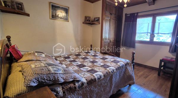 🏔️✨ À ALLOS – ENSEMBLE IMMOBILIER DE 450 M² – 4 APPARTEMENTS – TERRAIN 1 455 M² ✨🏡
❤️ BELLE OPPORTUNITÉ POUR UN PROJET FAMILIAL, LOCATIF OU TOURISTIQUE !
À Allos, à proximité immédiate du village et à seulement 5 minutes à pied des commerces et commodités, venez découvrir cette grande maison d'environ 450 m²(326m² en CARREZ), organisée en 4 appartements indépendants, implantée sur un magnifique terrain d'environ 1 455 m².
📍 Allos, commune touristique du Val d'Allos, bénéficie d'un environnement exceptionnel, aux portes du Parc National du Mercantour, avec ses deux stations de sports d'hiver et d'été : Le Seignus et La Foux d'Allos – Espace Lumière.
Un territoire qui se vit toute l'année : 🎿 ski, 🚵‍♂️ VTT, 🥾 randonnées, 🏔️ montagne, 💦 activités nautiques, découverte du Lac d'Allos, des sources du Verdon et des magnifiques Gorges du Verdon...
________________________________________
🏡 UNE GRANDE MAISON COMPOSÉE DE 4 APPARTEMENTS
La propriété développe environ 450 m² et se compose de :
🔹 Appartement de 88m²
🔹 Appartement de 100m²
🔹 Appartement de 102 m²
🔹 Appartement de 100 m²
Un ensemble particulièrement intéressant pour différents projets :
👨‍👩‍👧‍👦 Grande maison familiale ou intergénérationnelle
💰 Investissement locatif
🏔️ Location saisonnière
🛎️ Projet de gîtes ou d'hébergement touristique
La configuration permet également d'imaginer une résidence principale tout en conservant plusieurs logements indépendants pour accueillir famille, amis ou locataires.
________________________________________
✨ UN APPARTEMENT DÉJÀ RÉNOVÉ
L'appartement situé au 3ème étage a été rénové il y a quelques années et permet aujourd'hui de poser directement ses valises.
Il propose :
🛋️ Une agréable pièce de vie
🍽️ Une cuisine intégrée et équipée
🛏️ 4 chambres, dont 2 en sous-pente
🪟 Une partie des menuiseries en double vitrage
Un logement confortable qui peut être occupé immédiatement, tandis que les autres appartements pourront être rénovés progressivement selon le projet du futur propriétaire.
________________________________________
🔨 3 APPARTEMENTS À RÉNOVER POUR CRÉER VOTRE PROJET
Les trois appartements des niveaux inférieurs sont sains, mais nécessitent des travaux de rénovation.
Ils offrent cependant de beaux volumes et un très beau potentiel.
🛏️ Les appartements des étages disposent chacun de 4 chambres.
🏡 Le logement du rez-de-chaussée dispose quant à lui de 3 chambres et bénéficie d'un accès direct au jardin par quelques marches.
Chaque appartement situé aux étages profite également de son balcon privatif.
De quoi laisser libre cours à votre imagination et créer des logements parfaitement adaptés à la location saisonnière ou à un projet familial. ✨
________________________________________
🌄 UNE VUE EXCEPTIONNELLE SUR LA VALLÉE
C'est également l'un des beaux atouts de cette propriété !
☀️ Les balcons sont orientés plein Sud et offrent une vue dégagée à 180° sur les montagnes et la vallée.
Un véritable spectacle au fil des saisons, avec les sommets enneigés en hiver et les paysages verdoyants de la montagne aux beaux jours. 🏔️🌲
________________________________________
🌳 1 455 M² DE TERRAIN !
La propriété bénéficie d'un terrain d'environ 1 455 m², un véritable privilège à proximité du village.
🌿 Jardin
🔥 Espace barbecue
🥕 Possibilité de créer un potager
🏊 Possibilité d'imaginer une piscine, sous réserve des autorisations nécessaires
👨‍👩‍👧‍👦 Un espace idéal pour profiter pleinement des beaux jours en famille ou entre amis.
________________________________________
🚗 DES ANNEXES PRATIQUES
La maison dispose également de :
🚘 Grand garage
🗄️ 2 caves
🔥 Chauffage central avec chaudière au fioul
De nombreux espaces qui viennent compléter les volumes déjà très importants de cette propriété.
________________________________________
🎿 UN EMPLACEMENT IDÉAL EN TOUTE SAISON
🚶‍♀️ 7 minutes à pied du village d'Allos
🛍️ Commerces et commodités à proximité
⛷️ Station du Seignus à environ 5 minutes en voiture
🎿 La Foux d'Allos – Espace Lumière à environ 10 minutes
🚵‍♂️ Nombreux parcours VTT
🥾 Randonnées au cœur du Mercantour
💦 Base de loisirs d'Allos avec son plan d'eau et ses nombreuses activités estivales
🏔️ Parc National du Mercantour
💧 Sources du Verdon et Lac d'Allos
🌊 Proximité des Gorges du Verdon
________________________________________
⭐ LES + DE CETTE PROPRIÉTÉ
❤️ Environ 450 m²
🏡 4 appartements indépendants
🌳 Terrain d'environ 1 455 m²
🌄 Vue panoramique à 180°
☀️ Orientation plein Sud
🛏️ 16 chambres au total sur les 4 logements
✨ 1 appartement déjà rénové
🔨 3 appartements offrant un beau potentiel après travaux
🚘 Grand garage
🗄️ 2 caves
🚶‍♀️ Village accessible à pied
💰 Idéal pour investissement locatif ou projet familial
🏔️ Un bien permettant d'imaginer de nombreux projets en montagne !
________________________________________
📸 Au regard de la superficie et du nombre de logements, nous disposons de photos complémentaires ainsi que d'une visite virtuelle permettant de découvrir l'ensemble des 4 appartements. N'hésitez pas à nous les demander.
📍 Allos est situé à environ 2h30 de Nice et 3h30 de Marseille et Toulon.
✨ Une propriété rare par ses volumes, son terrain et sa configuration, offrant un potentiel exceptionnel dans un secteur touristique recherché du Val d'Allos.
📞 À découvrir sans tarder ! Contactez-moi pour plus d'informations ou pour organiser une visite.
⚠️ Les informations sur les risques auxquels ce bien est exposé sont disponibles sur le site Géorisques.
🏔️ Le Val d'Allos, bien plus qu'une destination… un art de vivre au cœur des Alpes.