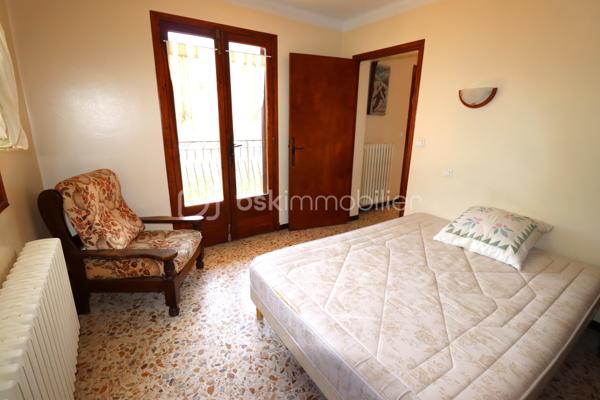 🏔️✨ À ALLOS – ENSEMBLE IMMOBILIER DE 450 M² – 4 APPARTEMENTS – TERRAIN 1 455 M² ✨🏡
❤️ BELLE OPPORTUNITÉ POUR UN PROJET FAMILIAL, LOCATIF OU TOURISTIQUE !
À Allos, à proximité immédiate du village et à seulement 5 minutes à pied des commerces et commodités, venez découvrir cette grande maison d'environ 450 m²(326m² en CARREZ), organisée en 4 appartements indépendants, implantée sur un magnifique terrain d'environ 1 455 m².
📍 Allos, commune touristique du Val d'Allos, bénéficie d'un environnement exceptionnel, aux portes du Parc National du Mercantour, avec ses deux stations de sports d'hiver et d'été : Le Seignus et La Foux d'Allos – Espace Lumière.
Un territoire qui se vit toute l'année : 🎿 ski, 🚵‍♂️ VTT, 🥾 randonnées, 🏔️ montagne, 💦 activités nautiques, découverte du Lac d'Allos, des sources du Verdon et des magnifiques Gorges du Verdon...
________________________________________
🏡 UNE GRANDE MAISON COMPOSÉE DE 4 APPARTEMENTS
La propriété développe environ 450 m² et se compose de :
🔹 Appartement de 88m²
🔹 Appartement de 100m²
🔹 Appartement de 102 m²
🔹 Appartement de 100 m²
Un ensemble particulièrement intéressant pour différents projets :
👨‍👩‍👧‍👦 Grande maison familiale ou intergénérationnelle
💰 Investissement locatif
🏔️ Location saisonnière
🛎️ Projet de gîtes ou d'hébergement touristique
La configuration permet également d'imaginer une résidence principale tout en conservant plusieurs logements indépendants pour accueillir famille, amis ou locataires.
________________________________________
✨ UN APPARTEMENT DÉJÀ RÉNOVÉ
L'appartement situé au 3ème étage a été rénové il y a quelques années et permet aujourd'hui de poser directement ses valises.
Il propose :
🛋️ Une agréable pièce de vie
🍽️ Une cuisine intégrée et équipée
🛏️ 4 chambres, dont 2 en sous-pente
🪟 Une partie des menuiseries en double vitrage
Un logement confortable qui peut être occupé immédiatement, tandis que les autres appartements pourront être rénovés progressivement selon le projet du futur propriétaire.
________________________________________
🔨 3 APPARTEMENTS À RÉNOVER POUR CRÉER VOTRE PROJET
Les trois appartements des niveaux inférieurs sont sains, mais nécessitent des travaux de rénovation.
Ils offrent cependant de beaux volumes et un très beau potentiel.
🛏️ Les appartements des étages disposent chacun de 4 chambres.
🏡 Le logement du rez-de-chaussée dispose quant à lui de 3 chambres et bénéficie d'un accès direct au jardin par quelques marches.
Chaque appartement situé aux étages profite également de son balcon privatif.
De quoi laisser libre cours à votre imagination et créer des logements parfaitement adaptés à la location saisonnière ou à un projet familial. ✨
________________________________________
🌄 UNE VUE EXCEPTIONNELLE SUR LA VALLÉE
C'est également l'un des beaux atouts de cette propriété !
☀️ Les balcons sont orientés plein Sud et offrent une vue dégagée à 180° sur les montagnes et la vallée.
Un véritable spectacle au fil des saisons, avec les sommets enneigés en hiver et les paysages verdoyants de la montagne aux beaux jours. 🏔️🌲
________________________________________
🌳 1 455 M² DE TERRAIN !
La propriété bénéficie d'un terrain d'environ 1 455 m², un véritable privilège à proximité du village.
🌿 Jardin
🔥 Espace barbecue
🥕 Possibilité de créer un potager
🏊 Possibilité d'imaginer une piscine, sous réserve des autorisations nécessaires
👨‍👩‍👧‍👦 Un espace idéal pour profiter pleinement des beaux jours en famille ou entre amis.
________________________________________
🚗 DES ANNEXES PRATIQUES
La maison dispose également de :
🚘 Grand garage
🗄️ 2 caves
🔥 Chauffage central avec chaudière au fioul
De nombreux espaces qui viennent compléter les volumes déjà très importants de cette propriété.
________________________________________
🎿 UN EMPLACEMENT IDÉAL EN TOUTE SAISON
🚶‍♀️ 7 minutes à pied du village d'Allos
🛍️ Commerces et commodités à proximité
⛷️ Station du Seignus à environ 5 minutes en voiture
🎿 La Foux d'Allos – Espace Lumière à environ 10 minutes
🚵‍♂️ Nombreux parcours VTT
🥾 Randonnées au cœur du Mercantour
💦 Base de loisirs d'Allos avec son plan d'eau et ses nombreuses activités estivales
🏔️ Parc National du Mercantour
💧 Sources du Verdon et Lac d'Allos
🌊 Proximité des Gorges du Verdon
________________________________________
⭐ LES + DE CETTE PROPRIÉTÉ
❤️ Environ 450 m²
🏡 4 appartements indépendants
🌳 Terrain d'environ 1 455 m²
🌄 Vue panoramique à 180°
☀️ Orientation plein Sud
🛏️ 16 chambres au total sur les 4 logements
✨ 1 appartement déjà rénové
🔨 3 appartements offrant un beau potentiel après travaux
🚘 Grand garage
🗄️ 2 caves
🚶‍♀️ Village accessible à pied
💰 Idéal pour investissement locatif ou projet familial
🏔️ Un bien permettant d'imaginer de nombreux projets en montagne !
________________________________________
📸 Au regard de la superficie et du nombre de logements, nous disposons de photos complémentaires ainsi que d'une visite virtuelle permettant de découvrir l'ensemble des 4 appartements. N'hésitez pas à nous les demander.
📍 Allos est situé à environ 2h30 de Nice et 3h30 de Marseille et Toulon.
✨ Une propriété rare par ses volumes, son terrain et sa configuration, offrant un potentiel exceptionnel dans un secteur touristique recherché du Val d'Allos.
📞 À découvrir sans tarder ! Contactez-moi pour plus d'informations ou pour organiser une visite.
⚠️ Les informations sur les risques auxquels ce bien est exposé sont disponibles sur le site Géorisques.
🏔️ Le Val d'Allos, bien plus qu'une destination… un art de vivre au cœur des Alpes.