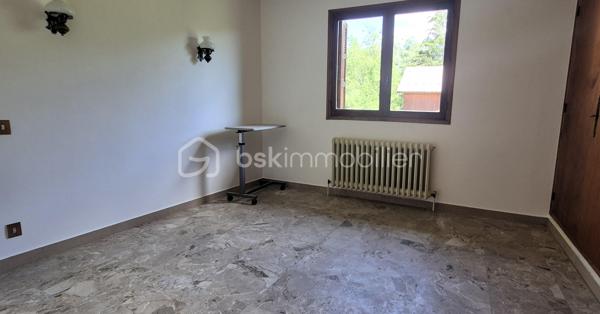 🏔️✨ À ALLOS – ENSEMBLE IMMOBILIER DE 450 M² – 4 APPARTEMENTS – TERRAIN 1 455 M² ✨🏡
❤️ BELLE OPPORTUNITÉ POUR UN PROJET FAMILIAL, LOCATIF OU TOURISTIQUE !
À Allos, à proximité immédiate du village et à seulement 5 minutes à pied des commerces et commodités, venez découvrir cette grande maison d'environ 450 m²(326m² en CARREZ), organisée en 4 appartements indépendants, implantée sur un magnifique terrain d'environ 1 455 m².
📍 Allos, commune touristique du Val d'Allos, bénéficie d'un environnement exceptionnel, aux portes du Parc National du Mercantour, avec ses deux stations de sports d'hiver et d'été : Le Seignus et La Foux d'Allos – Espace Lumière.
Un territoire qui se vit toute l'année : 🎿 ski, 🚵‍♂️ VTT, 🥾 randonnées, 🏔️ montagne, 💦 activités nautiques, découverte du Lac d'Allos, des sources du Verdon et des magnifiques Gorges du Verdon...
________________________________________
🏡 UNE GRANDE MAISON COMPOSÉE DE 4 APPARTEMENTS
La propriété développe environ 450 m² et se compose de :
🔹 Appartement de 88m²
🔹 Appartement de 100m²
🔹 Appartement de 102 m²
🔹 Appartement de 100 m²
Un ensemble particulièrement intéressant pour différents projets :
👨‍👩‍👧‍👦 Grande maison familiale ou intergénérationnelle
💰 Investissement locatif
🏔️ Location saisonnière
🛎️ Projet de gîtes ou d'hébergement touristique
La configuration permet également d'imaginer une résidence principale tout en conservant plusieurs logements indépendants pour accueillir famille, amis ou locataires.
________________________________________
✨ UN APPARTEMENT DÉJÀ RÉNOVÉ
L'appartement situé au 3ème étage a été rénové il y a quelques années et permet aujourd'hui de poser directement ses valises.
Il propose :
🛋️ Une agréable pièce de vie
🍽️ Une cuisine intégrée et équipée
🛏️ 4 chambres, dont 2 en sous-pente
🪟 Une partie des menuiseries en double vitrage
Un logement confortable qui peut être occupé immédiatement, tandis que les autres appartements pourront être rénovés progressivement selon le projet du futur propriétaire.
________________________________________
🔨 3 APPARTEMENTS À RÉNOVER POUR CRÉER VOTRE PROJET
Les trois appartements des niveaux inférieurs sont sains, mais nécessitent des travaux de rénovation.
Ils offrent cependant de beaux volumes et un très beau potentiel.
🛏️ Les appartements des étages disposent chacun de 4 chambres.
🏡 Le logement du rez-de-chaussée dispose quant à lui de 3 chambres et bénéficie d'un accès direct au jardin par quelques marches.
Chaque appartement situé aux étages profite également de son balcon privatif.
De quoi laisser libre cours à votre imagination et créer des logements parfaitement adaptés à la location saisonnière ou à un projet familial. ✨
________________________________________
🌄 UNE VUE EXCEPTIONNELLE SUR LA VALLÉE
C'est également l'un des beaux atouts de cette propriété !
☀️ Les balcons sont orientés plein Sud et offrent une vue dégagée à 180° sur les montagnes et la vallée.
Un véritable spectacle au fil des saisons, avec les sommets enneigés en hiver et les paysages verdoyants de la montagne aux beaux jours. 🏔️🌲
________________________________________
🌳 1 455 M² DE TERRAIN !
La propriété bénéficie d'un terrain d'environ 1 455 m², un véritable privilège à proximité du village.
🌿 Jardin
🔥 Espace barbecue
🥕 Possibilité de créer un potager
🏊 Possibilité d'imaginer une piscine, sous réserve des autorisations nécessaires
👨‍👩‍👧‍👦 Un espace idéal pour profiter pleinement des beaux jours en famille ou entre amis.
________________________________________
🚗 DES ANNEXES PRATIQUES
La maison dispose également de :
🚘 Grand garage
🗄️ 2 caves
🔥 Chauffage central avec chaudière au fioul
De nombreux espaces qui viennent compléter les volumes déjà très importants de cette propriété.
________________________________________
🎿 UN EMPLACEMENT IDÉAL EN TOUTE SAISON
🚶‍♀️ 7 minutes à pied du village d'Allos
🛍️ Commerces et commodités à proximité
⛷️ Station du Seignus à environ 5 minutes en voiture
🎿 La Foux d'Allos – Espace Lumière à environ 10 minutes
🚵‍♂️ Nombreux parcours VTT
🥾 Randonnées au cœur du Mercantour
💦 Base de loisirs d'Allos avec son plan d'eau et ses nombreuses activités estivales
🏔️ Parc National du Mercantour
💧 Sources du Verdon et Lac d'Allos
🌊 Proximité des Gorges du Verdon
________________________________________
⭐ LES + DE CETTE PROPRIÉTÉ
❤️ Environ 450 m²
🏡 4 appartements indépendants
🌳 Terrain d'environ 1 455 m²
🌄 Vue panoramique à 180°
☀️ Orientation plein Sud
🛏️ 16 chambres au total sur les 4 logements
✨ 1 appartement déjà rénové
🔨 3 appartements offrant un beau potentiel après travaux
🚘 Grand garage
🗄️ 2 caves
🚶‍♀️ Village accessible à pied
💰 Idéal pour investissement locatif ou projet familial
🏔️ Un bien permettant d'imaginer de nombreux projets en montagne !
________________________________________
📸 Au regard de la superficie et du nombre de logements, nous disposons de photos complémentaires ainsi que d'une visite virtuelle permettant de découvrir l'ensemble des 4 appartements. N'hésitez pas à nous les demander.
📍 Allos est situé à environ 2h30 de Nice et 3h30 de Marseille et Toulon.
✨ Une propriété rare par ses volumes, son terrain et sa configuration, offrant un potentiel exceptionnel dans un secteur touristique recherché du Val d'Allos.
📞 À découvrir sans tarder ! Contactez-moi pour plus d'informations ou pour organiser une visite.
⚠️ Les informations sur les risques auxquels ce bien est exposé sont disponibles sur le site Géorisques.
🏔️ Le Val d'Allos, bien plus qu'une destination… un art de vivre au cœur des Alpes.
