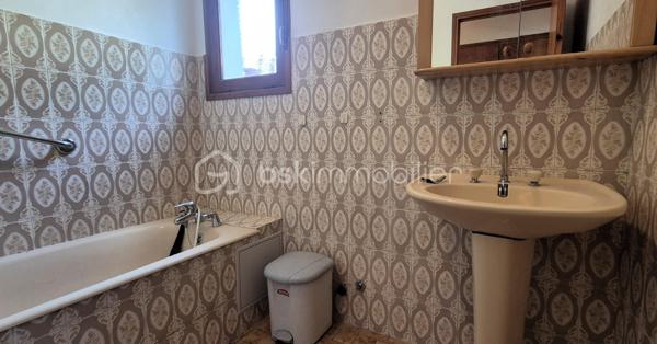 🏔️✨ À ALLOS – ENSEMBLE IMMOBILIER DE 450 M² – 4 APPARTEMENTS – TERRAIN 1 455 M² ✨🏡
❤️ BELLE OPPORTUNITÉ POUR UN PROJET FAMILIAL, LOCATIF OU TOURISTIQUE !
À Allos, à proximité immédiate du village et à seulement 5 minutes à pied des commerces et commodités, venez découvrir cette grande maison d'environ 450 m²(326m² en CARREZ), organisée en 4 appartements indépendants, implantée sur un magnifique terrain d'environ 1 455 m².
📍 Allos, commune touristique du Val d'Allos, bénéficie d'un environnement exceptionnel, aux portes du Parc National du Mercantour, avec ses deux stations de sports d'hiver et d'été : Le Seignus et La Foux d'Allos – Espace Lumière.
Un territoire qui se vit toute l'année : 🎿 ski, 🚵‍♂️ VTT, 🥾 randonnées, 🏔️ montagne, 💦 activités nautiques, découverte du Lac d'Allos, des sources du Verdon et des magnifiques Gorges du Verdon...
________________________________________
🏡 UNE GRANDE MAISON COMPOSÉE DE 4 APPARTEMENTS
La propriété développe environ 450 m² et se compose de :
🔹 Appartement de 88m²
🔹 Appartement de 100m²
🔹 Appartement de 102 m²
🔹 Appartement de 100 m²
Un ensemble particulièrement intéressant pour différents projets :
👨‍👩‍👧‍👦 Grande maison familiale ou intergénérationnelle
💰 Investissement locatif
🏔️ Location saisonnière
🛎️ Projet de gîtes ou d'hébergement touristique
La configuration permet également d'imaginer une résidence principale tout en conservant plusieurs logements indépendants pour accueillir famille, amis ou locataires.
________________________________________
✨ UN APPARTEMENT DÉJÀ RÉNOVÉ
L'appartement situé au 3ème étage a été rénové il y a quelques années et permet aujourd'hui de poser directement ses valises.
Il propose :
🛋️ Une agréable pièce de vie
🍽️ Une cuisine intégrée et équipée
🛏️ 4 chambres, dont 2 en sous-pente
🪟 Une partie des menuiseries en double vitrage
Un logement confortable qui peut être occupé immédiatement, tandis que les autres appartements pourront être rénovés progressivement selon le projet du futur propriétaire.
________________________________________
🔨 3 APPARTEMENTS À RÉNOVER POUR CRÉER VOTRE PROJET
Les trois appartements des niveaux inférieurs sont sains, mais nécessitent des travaux de rénovation.
Ils offrent cependant de beaux volumes et un très beau potentiel.
🛏️ Les appartements des étages disposent chacun de 4 chambres.
🏡 Le logement du rez-de-chaussée dispose quant à lui de 3 chambres et bénéficie d'un accès direct au jardin par quelques marches.
Chaque appartement situé aux étages profite également de son balcon privatif.
De quoi laisser libre cours à votre imagination et créer des logements parfaitement adaptés à la location saisonnière ou à un projet familial. ✨
________________________________________
🌄 UNE VUE EXCEPTIONNELLE SUR LA VALLÉE
C'est également l'un des beaux atouts de cette propriété !
☀️ Les balcons sont orientés plein Sud et offrent une vue dégagée à 180° sur les montagnes et la vallée.
Un véritable spectacle au fil des saisons, avec les sommets enneigés en hiver et les paysages verdoyants de la montagne aux beaux jours. 🏔️🌲
________________________________________
🌳 1 455 M² DE TERRAIN !
La propriété bénéficie d'un terrain d'environ 1 455 m², un véritable privilège à proximité du village.
🌿 Jardin
🔥 Espace barbecue
🥕 Possibilité de créer un potager
🏊 Possibilité d'imaginer une piscine, sous réserve des autorisations nécessaires
👨‍👩‍👧‍👦 Un espace idéal pour profiter pleinement des beaux jours en famille ou entre amis.
________________________________________
🚗 DES ANNEXES PRATIQUES
La maison dispose également de :
🚘 Grand garage
🗄️ 2 caves
🔥 Chauffage central avec chaudière au fioul
De nombreux espaces qui viennent compléter les volumes déjà très importants de cette propriété.
________________________________________
🎿 UN EMPLACEMENT IDÉAL EN TOUTE SAISON
🚶‍♀️ 7 minutes à pied du village d'Allos
🛍️ Commerces et commodités à proximité
⛷️ Station du Seignus à environ 5 minutes en voiture
🎿 La Foux d'Allos – Espace Lumière à environ 10 minutes
🚵‍♂️ Nombreux parcours VTT
🥾 Randonnées au cœur du Mercantour
💦 Base de loisirs d'Allos avec son plan d'eau et ses nombreuses activités estivales
🏔️ Parc National du Mercantour
💧 Sources du Verdon et Lac d'Allos
🌊 Proximité des Gorges du Verdon
________________________________________
⭐ LES + DE CETTE PROPRIÉTÉ
❤️ Environ 450 m²
🏡 4 appartements indépendants
🌳 Terrain d'environ 1 455 m²
🌄 Vue panoramique à 180°
☀️ Orientation plein Sud
🛏️ 16 chambres au total sur les 4 logements
✨ 1 appartement déjà rénové
🔨 3 appartements offrant un beau potentiel après travaux
🚘 Grand garage
🗄️ 2 caves
🚶‍♀️ Village accessible à pied
💰 Idéal pour investissement locatif ou projet familial
🏔️ Un bien permettant d'imaginer de nombreux projets en montagne !
________________________________________
📸 Au regard de la superficie et du nombre de logements, nous disposons de photos complémentaires ainsi que d'une visite virtuelle permettant de découvrir l'ensemble des 4 appartements. N'hésitez pas à nous les demander.
📍 Allos est situé à environ 2h30 de Nice et 3h30 de Marseille et Toulon.
✨ Une propriété rare par ses volumes, son terrain et sa configuration, offrant un potentiel exceptionnel dans un secteur touristique recherché du Val d'Allos.
📞 À découvrir sans tarder ! Contactez-moi pour plus d'informations ou pour organiser une visite.
⚠️ Les informations sur les risques auxquels ce bien est exposé sont disponibles sur le site Géorisques.
🏔️ Le Val d'Allos, bien plus qu'une destination… un art de vivre au cœur des Alpes.