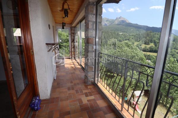 🏔️✨ À ALLOS – ENSEMBLE IMMOBILIER DE 450 M² – 4 APPARTEMENTS – TERRAIN 1 455 M² ✨🏡
❤️ BELLE OPPORTUNITÉ POUR UN PROJET FAMILIAL, LOCATIF OU TOURISTIQUE !
À Allos, à proximité immédiate du village et à seulement 5 minutes à pied des commerces et commodités, venez découvrir cette grande maison d'environ 450 m²(326m² en CARREZ), organisée en 4 appartements indépendants, implantée sur un magnifique terrain d'environ 1 455 m².
📍 Allos, commune touristique du Val d'Allos, bénéficie d'un environnement exceptionnel, aux portes du Parc National du Mercantour, avec ses deux stations de sports d'hiver et d'été : Le Seignus et La Foux d'Allos – Espace Lumière.
Un territoire qui se vit toute l'année : 🎿 ski, 🚵‍♂️ VTT, 🥾 randonnées, 🏔️ montagne, 💦 activités nautiques, découverte du Lac d'Allos, des sources du Verdon et des magnifiques Gorges du Verdon...
________________________________________
🏡 UNE GRANDE MAISON COMPOSÉE DE 4 APPARTEMENTS
La propriété développe environ 450 m² et se compose de :
🔹 Appartement de 88m²
🔹 Appartement de 100m²
🔹 Appartement de 102 m²
🔹 Appartement de 100 m²
Un ensemble particulièrement intéressant pour différents projets :
👨‍👩‍👧‍👦 Grande maison familiale ou intergénérationnelle
💰 Investissement locatif
🏔️ Location saisonnière
🛎️ Projet de gîtes ou d'hébergement touristique
La configuration permet également d'imaginer une résidence principale tout en conservant plusieurs logements indépendants pour accueillir famille, amis ou locataires.
________________________________________
✨ UN APPARTEMENT DÉJÀ RÉNOVÉ
L'appartement situé au 3ème étage a été rénové il y a quelques années et permet aujourd'hui de poser directement ses valises.
Il propose :
🛋️ Une agréable pièce de vie
🍽️ Une cuisine intégrée et équipée
🛏️ 4 chambres, dont 2 en sous-pente
🪟 Une partie des menuiseries en double vitrage
Un logement confortable qui peut être occupé immédiatement, tandis que les autres appartements pourront être rénovés progressivement selon le projet du futur propriétaire.
________________________________________
🔨 3 APPARTEMENTS À RÉNOVER POUR CRÉER VOTRE PROJET
Les trois appartements des niveaux inférieurs sont sains, mais nécessitent des travaux de rénovation.
Ils offrent cependant de beaux volumes et un très beau potentiel.
🛏️ Les appartements des étages disposent chacun de 4 chambres.
🏡 Le logement du rez-de-chaussée dispose quant à lui de 3 chambres et bénéficie d'un accès direct au jardin par quelques marches.
Chaque appartement situé aux étages profite également de son balcon privatif.
De quoi laisser libre cours à votre imagination et créer des logements parfaitement adaptés à la location saisonnière ou à un projet familial. ✨
________________________________________
🌄 UNE VUE EXCEPTIONNELLE SUR LA VALLÉE
C'est également l'un des beaux atouts de cette propriété !
☀️ Les balcons sont orientés plein Sud et offrent une vue dégagée à 180° sur les montagnes et la vallée.
Un véritable spectacle au fil des saisons, avec les sommets enneigés en hiver et les paysages verdoyants de la montagne aux beaux jours. 🏔️🌲
________________________________________
🌳 1 455 M² DE TERRAIN !
La propriété bénéficie d'un terrain d'environ 1 455 m², un véritable privilège à proximité du village.
🌿 Jardin
🔥 Espace barbecue
🥕 Possibilité de créer un potager
🏊 Possibilité d'imaginer une piscine, sous réserve des autorisations nécessaires
👨‍👩‍👧‍👦 Un espace idéal pour profiter pleinement des beaux jours en famille ou entre amis.
________________________________________
🚗 DES ANNEXES PRATIQUES
La maison dispose également de :
🚘 Grand garage
🗄️ 2 caves
🔥 Chauffage central avec chaudière au fioul
De nombreux espaces qui viennent compléter les volumes déjà très importants de cette propriété.
________________________________________
🎿 UN EMPLACEMENT IDÉAL EN TOUTE SAISON
🚶‍♀️ 7 minutes à pied du village d'Allos
🛍️ Commerces et commodités à proximité
⛷️ Station du Seignus à environ 5 minutes en voiture
🎿 La Foux d'Allos – Espace Lumière à environ 10 minutes
🚵‍♂️ Nombreux parcours VTT
🥾 Randonnées au cœur du Mercantour
💦 Base de loisirs d'Allos avec son plan d'eau et ses nombreuses activités estivales
🏔️ Parc National du Mercantour
💧 Sources du Verdon et Lac d'Allos
🌊 Proximité des Gorges du Verdon
________________________________________
⭐ LES + DE CETTE PROPRIÉTÉ
❤️ Environ 450 m²
🏡 4 appartements indépendants
🌳 Terrain d'environ 1 455 m²
🌄 Vue panoramique à 180°
☀️ Orientation plein Sud
🛏️ 16 chambres au total sur les 4 logements
✨ 1 appartement déjà rénové
🔨 3 appartements offrant un beau potentiel après travaux
🚘 Grand garage
🗄️ 2 caves
🚶‍♀️ Village accessible à pied
💰 Idéal pour investissement locatif ou projet familial
🏔️ Un bien permettant d'imaginer de nombreux projets en montagne !
________________________________________
📸 Au regard de la superficie et du nombre de logements, nous disposons de photos complémentaires ainsi que d'une visite virtuelle permettant de découvrir l'ensemble des 4 appartements. N'hésitez pas à nous les demander.
📍 Allos est situé à environ 2h30 de Nice et 3h30 de Marseille et Toulon.
✨ Une propriété rare par ses volumes, son terrain et sa configuration, offrant un potentiel exceptionnel dans un secteur touristique recherché du Val d'Allos.
📞 À découvrir sans tarder ! Contactez-moi pour plus d'informations ou pour organiser une visite.
⚠️ Les informations sur les risques auxquels ce bien est exposé sont disponibles sur le site Géorisques.
🏔️ Le Val d'Allos, bien plus qu'une destination… un art de vivre au cœur des Alpes.