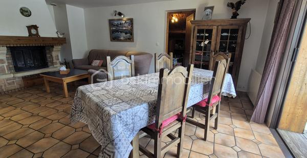 🏔️✨ À ALLOS – ENSEMBLE IMMOBILIER DE 450 M² – 4 APPARTEMENTS – TERRAIN 1 455 M² ✨🏡
❤️ BELLE OPPORTUNITÉ POUR UN PROJET FAMILIAL, LOCATIF OU TOURISTIQUE !
À Allos, à proximité immédiate du village et à seulement 5 minutes à pied des commerces et commodités, venez découvrir cette grande maison d'environ 450 m²(326m² en CARREZ), organisée en 4 appartements indépendants, implantée sur un magnifique terrain d'environ 1 455 m².
📍 Allos, commune touristique du Val d'Allos, bénéficie d'un environnement exceptionnel, aux portes du Parc National du Mercantour, avec ses deux stations de sports d'hiver et d'été : Le Seignus et La Foux d'Allos – Espace Lumière.
Un territoire qui se vit toute l'année : 🎿 ski, 🚵‍♂️ VTT, 🥾 randonnées, 🏔️ montagne, 💦 activités nautiques, découverte du Lac d'Allos, des sources du Verdon et des magnifiques Gorges du Verdon...
________________________________________
🏡 UNE GRANDE MAISON COMPOSÉE DE 4 APPARTEMENTS
La propriété développe environ 450 m² et se compose de :
🔹 Appartement de 88m²
🔹 Appartement de 100m²
🔹 Appartement de 102 m²
🔹 Appartement de 100 m²
Un ensemble particulièrement intéressant pour différents projets :
👨‍👩‍👧‍👦 Grande maison familiale ou intergénérationnelle
💰 Investissement locatif
🏔️ Location saisonnière
🛎️ Projet de gîtes ou d'hébergement touristique
La configuration permet également d'imaginer une résidence principale tout en conservant plusieurs logements indépendants pour accueillir famille, amis ou locataires.
________________________________________
✨ UN APPARTEMENT DÉJÀ RÉNOVÉ
L'appartement situé au 3ème étage a été rénové il y a quelques années et permet aujourd'hui de poser directement ses valises.
Il propose :
🛋️ Une agréable pièce de vie
🍽️ Une cuisine intégrée et équipée
🛏️ 4 chambres, dont 2 en sous-pente
🪟 Une partie des menuiseries en double vitrage
Un logement confortable qui peut être occupé immédiatement, tandis que les autres appartements pourront être rénovés progressivement selon le projet du futur propriétaire.
________________________________________
🔨 3 APPARTEMENTS À RÉNOVER POUR CRÉER VOTRE PROJET
Les trois appartements des niveaux inférieurs sont sains, mais nécessitent des travaux de rénovation.
Ils offrent cependant de beaux volumes et un très beau potentiel.
🛏️ Les appartements des étages disposent chacun de 4 chambres.
🏡 Le logement du rez-de-chaussée dispose quant à lui de 3 chambres et bénéficie d'un accès direct au jardin par quelques marches.
Chaque appartement situé aux étages profite également de son balcon privatif.
De quoi laisser libre cours à votre imagination et créer des logements parfaitement adaptés à la location saisonnière ou à un projet familial. ✨
________________________________________
🌄 UNE VUE EXCEPTIONNELLE SUR LA VALLÉE
C'est également l'un des beaux atouts de cette propriété !
☀️ Les balcons sont orientés plein Sud et offrent une vue dégagée à 180° sur les montagnes et la vallée.
Un véritable spectacle au fil des saisons, avec les sommets enneigés en hiver et les paysages verdoyants de la montagne aux beaux jours. 🏔️🌲
________________________________________
🌳 1 455 M² DE TERRAIN !
La propriété bénéficie d'un terrain d'environ 1 455 m², un véritable privilège à proximité du village.
🌿 Jardin
🔥 Espace barbecue
🥕 Possibilité de créer un potager
🏊 Possibilité d'imaginer une piscine, sous réserve des autorisations nécessaires
👨‍👩‍👧‍👦 Un espace idéal pour profiter pleinement des beaux jours en famille ou entre amis.
________________________________________
🚗 DES ANNEXES PRATIQUES
La maison dispose également de :
🚘 Grand garage
🗄️ 2 caves
🔥 Chauffage central avec chaudière au fioul
De nombreux espaces qui viennent compléter les volumes déjà très importants de cette propriété.
________________________________________
🎿 UN EMPLACEMENT IDÉAL EN TOUTE SAISON
🚶‍♀️ 7 minutes à pied du village d'Allos
🛍️ Commerces et commodités à proximité
⛷️ Station du Seignus à environ 5 minutes en voiture
🎿 La Foux d'Allos – Espace Lumière à environ 10 minutes
🚵‍♂️ Nombreux parcours VTT
🥾 Randonnées au cœur du Mercantour
💦 Base de loisirs d'Allos avec son plan d'eau et ses nombreuses activités estivales
🏔️ Parc National du Mercantour
💧 Sources du Verdon et Lac d'Allos
🌊 Proximité des Gorges du Verdon
________________________________________
⭐ LES + DE CETTE PROPRIÉTÉ
❤️ Environ 450 m²
🏡 4 appartements indépendants
🌳 Terrain d'environ 1 455 m²
🌄 Vue panoramique à 180°
☀️ Orientation plein Sud
🛏️ 16 chambres au total sur les 4 logements
✨ 1 appartement déjà rénové
🔨 3 appartements offrant un beau potentiel après travaux
🚘 Grand garage
🗄️ 2 caves
🚶‍♀️ Village accessible à pied
💰 Idéal pour investissement locatif ou projet familial
🏔️ Un bien permettant d'imaginer de nombreux projets en montagne !
________________________________________
📸 Au regard de la superficie et du nombre de logements, nous disposons de photos complémentaires ainsi que d'une visite virtuelle permettant de découvrir l'ensemble des 4 appartements. N'hésitez pas à nous les demander.
📍 Allos est situé à environ 2h30 de Nice et 3h30 de Marseille et Toulon.
✨ Une propriété rare par ses volumes, son terrain et sa configuration, offrant un potentiel exceptionnel dans un secteur touristique recherché du Val d'Allos.
📞 À découvrir sans tarder ! Contactez-moi pour plus d'informations ou pour organiser une visite.
⚠️ Les informations sur les risques auxquels ce bien est exposé sont disponibles sur le site Géorisques.
🏔️ Le Val d'Allos, bien plus qu'une destination… un art de vivre au cœur des Alpes.