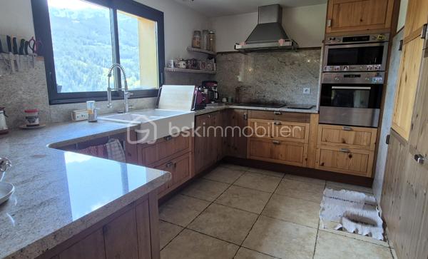🏔️✨ À ALLOS – ENSEMBLE IMMOBILIER DE 450 M² – 4 APPARTEMENTS – TERRAIN 1 455 M² ✨🏡
❤️ BELLE OPPORTUNITÉ POUR UN PROJET FAMILIAL, LOCATIF OU TOURISTIQUE !
À Allos, à proximité immédiate du village et à seulement 5 minutes à pied des commerces et commodités, venez découvrir cette grande maison d'environ 450 m²(326m² en CARREZ), organisée en 4 appartements indépendants, implantée sur un magnifique terrain d'environ 1 455 m².
📍 Allos, commune touristique du Val d'Allos, bénéficie d'un environnement exceptionnel, aux portes du Parc National du Mercantour, avec ses deux stations de sports d'hiver et d'été : Le Seignus et La Foux d'Allos – Espace Lumière.
Un territoire qui se vit toute l'année : 🎿 ski, 🚵‍♂️ VTT, 🥾 randonnées, 🏔️ montagne, 💦 activités nautiques, découverte du Lac d'Allos, des sources du Verdon et des magnifiques Gorges du Verdon...
________________________________________
🏡 UNE GRANDE MAISON COMPOSÉE DE 4 APPARTEMENTS
La propriété développe environ 450 m² et se compose de :
🔹 Appartement de 88m²
🔹 Appartement de 100m²
🔹 Appartement de 102 m²
🔹 Appartement de 100 m²
Un ensemble particulièrement intéressant pour différents projets :
👨‍👩‍👧‍👦 Grande maison familiale ou intergénérationnelle
💰 Investissement locatif
🏔️ Location saisonnière
🛎️ Projet de gîtes ou d'hébergement touristique
La configuration permet également d'imaginer une résidence principale tout en conservant plusieurs logements indépendants pour accueillir famille, amis ou locataires.
________________________________________
✨ UN APPARTEMENT DÉJÀ RÉNOVÉ
L'appartement situé au 3ème étage a été rénové il y a quelques années et permet aujourd'hui de poser directement ses valises.
Il propose :
🛋️ Une agréable pièce de vie
🍽️ Une cuisine intégrée et équipée
🛏️ 4 chambres, dont 2 en sous-pente
🪟 Une partie des menuiseries en double vitrage
Un logement confortable qui peut être occupé immédiatement, tandis que les autres appartements pourront être rénovés progressivement selon le projet du futur propriétaire.
________________________________________
🔨 3 APPARTEMENTS À RÉNOVER POUR CRÉER VOTRE PROJET
Les trois appartements des niveaux inférieurs sont sains, mais nécessitent des travaux de rénovation.
Ils offrent cependant de beaux volumes et un très beau potentiel.
🛏️ Les appartements des étages disposent chacun de 4 chambres.
🏡 Le logement du rez-de-chaussée dispose quant à lui de 3 chambres et bénéficie d'un accès direct au jardin par quelques marches.
Chaque appartement situé aux étages profite également de son balcon privatif.
De quoi laisser libre cours à votre imagination et créer des logements parfaitement adaptés à la location saisonnière ou à un projet familial. ✨
________________________________________
🌄 UNE VUE EXCEPTIONNELLE SUR LA VALLÉE
C'est également l'un des beaux atouts de cette propriété !
☀️ Les balcons sont orientés plein Sud et offrent une vue dégagée à 180° sur les montagnes et la vallée.
Un véritable spectacle au fil des saisons, avec les sommets enneigés en hiver et les paysages verdoyants de la montagne aux beaux jours. 🏔️🌲
________________________________________
🌳 1 455 M² DE TERRAIN !
La propriété bénéficie d'un terrain d'environ 1 455 m², un véritable privilège à proximité du village.
🌿 Jardin
🔥 Espace barbecue
🥕 Possibilité de créer un potager
🏊 Possibilité d'imaginer une piscine, sous réserve des autorisations nécessaires
👨‍👩‍👧‍👦 Un espace idéal pour profiter pleinement des beaux jours en famille ou entre amis.
________________________________________
🚗 DES ANNEXES PRATIQUES
La maison dispose également de :
🚘 Grand garage
🗄️ 2 caves
🔥 Chauffage central avec chaudière au fioul
De nombreux espaces qui viennent compléter les volumes déjà très importants de cette propriété.
________________________________________
🎿 UN EMPLACEMENT IDÉAL EN TOUTE SAISON
🚶‍♀️ 7 minutes à pied du village d'Allos
🛍️ Commerces et commodités à proximité
⛷️ Station du Seignus à environ 5 minutes en voiture
🎿 La Foux d'Allos – Espace Lumière à environ 10 minutes
🚵‍♂️ Nombreux parcours VTT
🥾 Randonnées au cœur du Mercantour
💦 Base de loisirs d'Allos avec son plan d'eau et ses nombreuses activités estivales
🏔️ Parc National du Mercantour
💧 Sources du Verdon et Lac d'Allos
🌊 Proximité des Gorges du Verdon
________________________________________
⭐ LES + DE CETTE PROPRIÉTÉ
❤️ Environ 450 m²
🏡 4 appartements indépendants
🌳 Terrain d'environ 1 455 m²
🌄 Vue panoramique à 180°
☀️ Orientation plein Sud
🛏️ 16 chambres au total sur les 4 logements
✨ 1 appartement déjà rénové
🔨 3 appartements offrant un beau potentiel après travaux
🚘 Grand garage
🗄️ 2 caves
🚶‍♀️ Village accessible à pied
💰 Idéal pour investissement locatif ou projet familial
🏔️ Un bien permettant d'imaginer de nombreux projets en montagne !
________________________________________
📸 Au regard de la superficie et du nombre de logements, nous disposons de photos complémentaires ainsi que d'une visite virtuelle permettant de découvrir l'ensemble des 4 appartements. N'hésitez pas à nous les demander.
📍 Allos est situé à environ 2h30 de Nice et 3h30 de Marseille et Toulon.
✨ Une propriété rare par ses volumes, son terrain et sa configuration, offrant un potentiel exceptionnel dans un secteur touristique recherché du Val d'Allos.
📞 À découvrir sans tarder ! Contactez-moi pour plus d'informations ou pour organiser une visite.
⚠️ Les informations sur les risques auxquels ce bien est exposé sont disponibles sur le site Géorisques.
🏔️ Le Val d'Allos, bien plus qu'une destination… un art de vivre au cœur des Alpes.