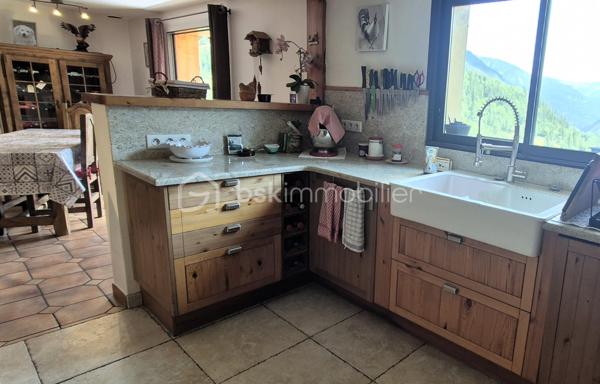 🏔️✨ À ALLOS – ENSEMBLE IMMOBILIER DE 450 M² – 4 APPARTEMENTS – TERRAIN 1 455 M² ✨🏡
❤️ BELLE OPPORTUNITÉ POUR UN PROJET FAMILIAL, LOCATIF OU TOURISTIQUE !
À Allos, à proximité immédiate du village et à seulement 5 minutes à pied des commerces et commodités, venez découvrir cette grande maison d'environ 450 m²(326m² en CARREZ), organisée en 4 appartements indépendants, implantée sur un magnifique terrain d'environ 1 455 m².
📍 Allos, commune touristique du Val d'Allos, bénéficie d'un environnement exceptionnel, aux portes du Parc National du Mercantour, avec ses deux stations de sports d'hiver et d'été : Le Seignus et La Foux d'Allos – Espace Lumière.
Un territoire qui se vit toute l'année : 🎿 ski, 🚵‍♂️ VTT, 🥾 randonnées, 🏔️ montagne, 💦 activités nautiques, découverte du Lac d'Allos, des sources du Verdon et des magnifiques Gorges du Verdon...
________________________________________
🏡 UNE GRANDE MAISON COMPOSÉE DE 4 APPARTEMENTS
La propriété développe environ 450 m² et se compose de :
🔹 Appartement de 88m²
🔹 Appartement de 100m²
🔹 Appartement de 102 m²
🔹 Appartement de 100 m²
Un ensemble particulièrement intéressant pour différents projets :
👨‍👩‍👧‍👦 Grande maison familiale ou intergénérationnelle
💰 Investissement locatif
🏔️ Location saisonnière
🛎️ Projet de gîtes ou d'hébergement touristique
La configuration permet également d'imaginer une résidence principale tout en conservant plusieurs logements indépendants pour accueillir famille, amis ou locataires.
________________________________________
✨ UN APPARTEMENT DÉJÀ RÉNOVÉ
L'appartement situé au 3ème étage a été rénové il y a quelques années et permet aujourd'hui de poser directement ses valises.
Il propose :
🛋️ Une agréable pièce de vie
🍽️ Une cuisine intégrée et équipée
🛏️ 4 chambres, dont 2 en sous-pente
🪟 Une partie des menuiseries en double vitrage
Un logement confortable qui peut être occupé immédiatement, tandis que les autres appartements pourront être rénovés progressivement selon le projet du futur propriétaire.
________________________________________
🔨 3 APPARTEMENTS À RÉNOVER POUR CRÉER VOTRE PROJET
Les trois appartements des niveaux inférieurs sont sains, mais nécessitent des travaux de rénovation.
Ils offrent cependant de beaux volumes et un très beau potentiel.
🛏️ Les appartements des étages disposent chacun de 4 chambres.
🏡 Le logement du rez-de-chaussée dispose quant à lui de 3 chambres et bénéficie d'un accès direct au jardin par quelques marches.
Chaque appartement situé aux étages profite également de son balcon privatif.
De quoi laisser libre cours à votre imagination et créer des logements parfaitement adaptés à la location saisonnière ou à un projet familial. ✨
________________________________________
🌄 UNE VUE EXCEPTIONNELLE SUR LA VALLÉE
C'est également l'un des beaux atouts de cette propriété !
☀️ Les balcons sont orientés plein Sud et offrent une vue dégagée à 180° sur les montagnes et la vallée.
Un véritable spectacle au fil des saisons, avec les sommets enneigés en hiver et les paysages verdoyants de la montagne aux beaux jours. 🏔️🌲
________________________________________
🌳 1 455 M² DE TERRAIN !
La propriété bénéficie d'un terrain d'environ 1 455 m², un véritable privilège à proximité du village.
🌿 Jardin
🔥 Espace barbecue
🥕 Possibilité de créer un potager
🏊 Possibilité d'imaginer une piscine, sous réserve des autorisations nécessaires
👨‍👩‍👧‍👦 Un espace idéal pour profiter pleinement des beaux jours en famille ou entre amis.
________________________________________
🚗 DES ANNEXES PRATIQUES
La maison dispose également de :
🚘 Grand garage
🗄️ 2 caves
🔥 Chauffage central avec chaudière au fioul
De nombreux espaces qui viennent compléter les volumes déjà très importants de cette propriété.
________________________________________
🎿 UN EMPLACEMENT IDÉAL EN TOUTE SAISON
🚶‍♀️ 7 minutes à pied du village d'Allos
🛍️ Commerces et commodités à proximité
⛷️ Station du Seignus à environ 5 minutes en voiture
🎿 La Foux d'Allos – Espace Lumière à environ 10 minutes
🚵‍♂️ Nombreux parcours VTT
🥾 Randonnées au cœur du Mercantour
💦 Base de loisirs d'Allos avec son plan d'eau et ses nombreuses activités estivales
🏔️ Parc National du Mercantour
💧 Sources du Verdon et Lac d'Allos
🌊 Proximité des Gorges du Verdon
________________________________________
⭐ LES + DE CETTE PROPRIÉTÉ
❤️ Environ 450 m²
🏡 4 appartements indépendants
🌳 Terrain d'environ 1 455 m²
🌄 Vue panoramique à 180°
☀️ Orientation plein Sud
🛏️ 16 chambres au total sur les 4 logements
✨ 1 appartement déjà rénové
🔨 3 appartements offrant un beau potentiel après travaux
🚘 Grand garage
🗄️ 2 caves
🚶‍♀️ Village accessible à pied
💰 Idéal pour investissement locatif ou projet familial
🏔️ Un bien permettant d'imaginer de nombreux projets en montagne !
________________________________________
📸 Au regard de la superficie et du nombre de logements, nous disposons de photos complémentaires ainsi que d'une visite virtuelle permettant de découvrir l'ensemble des 4 appartements. N'hésitez pas à nous les demander.
📍 Allos est situé à environ 2h30 de Nice et 3h30 de Marseille et Toulon.
✨ Une propriété rare par ses volumes, son terrain et sa configuration, offrant un potentiel exceptionnel dans un secteur touristique recherché du Val d'Allos.
📞 À découvrir sans tarder ! Contactez-moi pour plus d'informations ou pour organiser une visite.
⚠️ Les informations sur les risques auxquels ce bien est exposé sont disponibles sur le site Géorisques.
🏔️ Le Val d'Allos, bien plus qu'une destination… un art de vivre au cœur des Alpes.