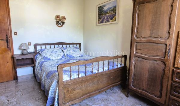 🏔️✨ À ALLOS – ENSEMBLE IMMOBILIER DE 450 M² – 4 APPARTEMENTS – TERRAIN 1 455 M² ✨🏡
❤️ BELLE OPPORTUNITÉ POUR UN PROJET FAMILIAL, LOCATIF OU TOURISTIQUE !
À Allos, à proximité immédiate du village et à seulement 5 minutes à pied des commerces et commodités, venez découvrir cette grande maison d'environ 450 m²(326m² en CARREZ), organisée en 4 appartements indépendants, implantée sur un magnifique terrain d'environ 1 455 m².
📍 Allos, commune touristique du Val d'Allos, bénéficie d'un environnement exceptionnel, aux portes du Parc National du Mercantour, avec ses deux stations de sports d'hiver et d'été : Le Seignus et La Foux d'Allos – Espace Lumière.
Un territoire qui se vit toute l'année : 🎿 ski, 🚵‍♂️ VTT, 🥾 randonnées, 🏔️ montagne, 💦 activités nautiques, découverte du Lac d'Allos, des sources du Verdon et des magnifiques Gorges du Verdon...
________________________________________
🏡 UNE GRANDE MAISON COMPOSÉE DE 4 APPARTEMENTS
La propriété développe environ 450 m² et se compose de :
🔹 Appartement de 88m²
🔹 Appartement de 100m²
🔹 Appartement de 102 m²
🔹 Appartement de 100 m²
Un ensemble particulièrement intéressant pour différents projets :
👨‍👩‍👧‍👦 Grande maison familiale ou intergénérationnelle
💰 Investissement locatif
🏔️ Location saisonnière
🛎️ Projet de gîtes ou d'hébergement touristique
La configuration permet également d'imaginer une résidence principale tout en conservant plusieurs logements indépendants pour accueillir famille, amis ou locataires.
________________________________________
✨ UN APPARTEMENT DÉJÀ RÉNOVÉ
L'appartement situé au 3ème étage a été rénové il y a quelques années et permet aujourd'hui de poser directement ses valises.
Il propose :
🛋️ Une agréable pièce de vie
🍽️ Une cuisine intégrée et équipée
🛏️ 4 chambres, dont 2 en sous-pente
🪟 Une partie des menuiseries en double vitrage
Un logement confortable qui peut être occupé immédiatement, tandis que les autres appartements pourront être rénovés progressivement selon le projet du futur propriétaire.
________________________________________
🔨 3 APPARTEMENTS À RÉNOVER POUR CRÉER VOTRE PROJET
Les trois appartements des niveaux inférieurs sont sains, mais nécessitent des travaux de rénovation.
Ils offrent cependant de beaux volumes et un très beau potentiel.
🛏️ Les appartements des étages disposent chacun de 4 chambres.
🏡 Le logement du rez-de-chaussée dispose quant à lui de 3 chambres et bénéficie d'un accès direct au jardin par quelques marches.
Chaque appartement situé aux étages profite également de son balcon privatif.
De quoi laisser libre cours à votre imagination et créer des logements parfaitement adaptés à la location saisonnière ou à un projet familial. ✨
________________________________________
🌄 UNE VUE EXCEPTIONNELLE SUR LA VALLÉE
C'est également l'un des beaux atouts de cette propriété !
☀️ Les balcons sont orientés plein Sud et offrent une vue dégagée à 180° sur les montagnes et la vallée.
Un véritable spectacle au fil des saisons, avec les sommets enneigés en hiver et les paysages verdoyants de la montagne aux beaux jours. 🏔️🌲
________________________________________
🌳 1 455 M² DE TERRAIN !
La propriété bénéficie d'un terrain d'environ 1 455 m², un véritable privilège à proximité du village.
🌿 Jardin
🔥 Espace barbecue
🥕 Possibilité de créer un potager
🏊 Possibilité d'imaginer une piscine, sous réserve des autorisations nécessaires
👨‍👩‍👧‍👦 Un espace idéal pour profiter pleinement des beaux jours en famille ou entre amis.
________________________________________
🚗 DES ANNEXES PRATIQUES
La maison dispose également de :
🚘 Grand garage
🗄️ 2 caves
🔥 Chauffage central avec chaudière au fioul
De nombreux espaces qui viennent compléter les volumes déjà très importants de cette propriété.
________________________________________
🎿 UN EMPLACEMENT IDÉAL EN TOUTE SAISON
🚶‍♀️ 7 minutes à pied du village d'Allos
🛍️ Commerces et commodités à proximité
⛷️ Station du Seignus à environ 5 minutes en voiture
🎿 La Foux d'Allos – Espace Lumière à environ 10 minutes
🚵‍♂️ Nombreux parcours VTT
🥾 Randonnées au cœur du Mercantour
💦 Base de loisirs d'Allos avec son plan d'eau et ses nombreuses activités estivales
🏔️ Parc National du Mercantour
💧 Sources du Verdon et Lac d'Allos
🌊 Proximité des Gorges du Verdon
________________________________________
⭐ LES + DE CETTE PROPRIÉTÉ
❤️ Environ 450 m²
🏡 4 appartements indépendants
🌳 Terrain d'environ 1 455 m²
🌄 Vue panoramique à 180°
☀️ Orientation plein Sud
🛏️ 16 chambres au total sur les 4 logements
✨ 1 appartement déjà rénové
🔨 3 appartements offrant un beau potentiel après travaux
🚘 Grand garage
🗄️ 2 caves
🚶‍♀️ Village accessible à pied
💰 Idéal pour investissement locatif ou projet familial
🏔️ Un bien permettant d'imaginer de nombreux projets en montagne !
________________________________________
📸 Au regard de la superficie et du nombre de logements, nous disposons de photos complémentaires ainsi que d'une visite virtuelle permettant de découvrir l'ensemble des 4 appartements. N'hésitez pas à nous les demander.
📍 Allos est situé à environ 2h30 de Nice et 3h30 de Marseille et Toulon.
✨ Une propriété rare par ses volumes, son terrain et sa configuration, offrant un potentiel exceptionnel dans un secteur touristique recherché du Val d'Allos.
📞 À découvrir sans tarder ! Contactez-moi pour plus d'informations ou pour organiser une visite.
⚠️ Les informations sur les risques auxquels ce bien est exposé sont disponibles sur le site Géorisques.
🏔️ Le Val d'Allos, bien plus qu'une destination… un art de vivre au cœur des Alpes.