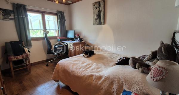🏔️✨ À ALLOS – ENSEMBLE IMMOBILIER DE 450 M² – 4 APPARTEMENTS – TERRAIN 1 455 M² ✨🏡
❤️ BELLE OPPORTUNITÉ POUR UN PROJET FAMILIAL, LOCATIF OU TOURISTIQUE !
À Allos, à proximité immédiate du village et à seulement 5 minutes à pied des commerces et commodités, venez découvrir cette grande maison d'environ 450 m²(326m² en CARREZ), organisée en 4 appartements indépendants, implantée sur un magnifique terrain d'environ 1 455 m².
📍 Allos, commune touristique du Val d'Allos, bénéficie d'un environnement exceptionnel, aux portes du Parc National du Mercantour, avec ses deux stations de sports d'hiver et d'été : Le Seignus et La Foux d'Allos – Espace Lumière.
Un territoire qui se vit toute l'année : 🎿 ski, 🚵‍♂️ VTT, 🥾 randonnées, 🏔️ montagne, 💦 activités nautiques, découverte du Lac d'Allos, des sources du Verdon et des magnifiques Gorges du Verdon...
________________________________________
🏡 UNE GRANDE MAISON COMPOSÉE DE 4 APPARTEMENTS
La propriété développe environ 450 m² et se compose de :
🔹 Appartement de 88m²
🔹 Appartement de 100m²
🔹 Appartement de 102 m²
🔹 Appartement de 100 m²
Un ensemble particulièrement intéressant pour différents projets :
👨‍👩‍👧‍👦 Grande maison familiale ou intergénérationnelle
💰 Investissement locatif
🏔️ Location saisonnière
🛎️ Projet de gîtes ou d'hébergement touristique
La configuration permet également d'imaginer une résidence principale tout en conservant plusieurs logements indépendants pour accueillir famille, amis ou locataires.
________________________________________
✨ UN APPARTEMENT DÉJÀ RÉNOVÉ
L'appartement situé au 3ème étage a été rénové il y a quelques années et permet aujourd'hui de poser directement ses valises.
Il propose :
🛋️ Une agréable pièce de vie
🍽️ Une cuisine intégrée et équipée
🛏️ 4 chambres, dont 2 en sous-pente
🪟 Une partie des menuiseries en double vitrage
Un logement confortable qui peut être occupé immédiatement, tandis que les autres appartements pourront être rénovés progressivement selon le projet du futur propriétaire.
________________________________________
🔨 3 APPARTEMENTS À RÉNOVER POUR CRÉER VOTRE PROJET
Les trois appartements des niveaux inférieurs sont sains, mais nécessitent des travaux de rénovation.
Ils offrent cependant de beaux volumes et un très beau potentiel.
🛏️ Les appartements des étages disposent chacun de 4 chambres.
🏡 Le logement du rez-de-chaussée dispose quant à lui de 3 chambres et bénéficie d'un accès direct au jardin par quelques marches.
Chaque appartement situé aux étages profite également de son balcon privatif.
De quoi laisser libre cours à votre imagination et créer des logements parfaitement adaptés à la location saisonnière ou à un projet familial. ✨
________________________________________
🌄 UNE VUE EXCEPTIONNELLE SUR LA VALLÉE
C'est également l'un des beaux atouts de cette propriété !
☀️ Les balcons sont orientés plein Sud et offrent une vue dégagée à 180° sur les montagnes et la vallée.
Un véritable spectacle au fil des saisons, avec les sommets enneigés en hiver et les paysages verdoyants de la montagne aux beaux jours. 🏔️🌲
________________________________________
🌳 1 455 M² DE TERRAIN !
La propriété bénéficie d'un terrain d'environ 1 455 m², un véritable privilège à proximité du village.
🌿 Jardin
🔥 Espace barbecue
🥕 Possibilité de créer un potager
🏊 Possibilité d'imaginer une piscine, sous réserve des autorisations nécessaires
👨‍👩‍👧‍👦 Un espace idéal pour profiter pleinement des beaux jours en famille ou entre amis.
________________________________________
🚗 DES ANNEXES PRATIQUES
La maison dispose également de :
🚘 Grand garage
🗄️ 2 caves
🔥 Chauffage central avec chaudière au fioul
De nombreux espaces qui viennent compléter les volumes déjà très importants de cette propriété.
________________________________________
🎿 UN EMPLACEMENT IDÉAL EN TOUTE SAISON
🚶‍♀️ 7 minutes à pied du village d'Allos
🛍️ Commerces et commodités à proximité
⛷️ Station du Seignus à environ 5 minutes en voiture
🎿 La Foux d'Allos – Espace Lumière à environ 10 minutes
🚵‍♂️ Nombreux parcours VTT
🥾 Randonnées au cœur du Mercantour
💦 Base de loisirs d'Allos avec son plan d'eau et ses nombreuses activités estivales
🏔️ Parc National du Mercantour
💧 Sources du Verdon et Lac d'Allos
🌊 Proximité des Gorges du Verdon
________________________________________
⭐ LES + DE CETTE PROPRIÉTÉ
❤️ Environ 450 m²
🏡 4 appartements indépendants
🌳 Terrain d'environ 1 455 m²
🌄 Vue panoramique à 180°
☀️ Orientation plein Sud
🛏️ 16 chambres au total sur les 4 logements
✨ 1 appartement déjà rénové
🔨 3 appartements offrant un beau potentiel après travaux
🚘 Grand garage
🗄️ 2 caves
🚶‍♀️ Village accessible à pied
💰 Idéal pour investissement locatif ou projet familial
🏔️ Un bien permettant d'imaginer de nombreux projets en montagne !
________________________________________
📸 Au regard de la superficie et du nombre de logements, nous disposons de photos complémentaires ainsi que d'une visite virtuelle permettant de découvrir l'ensemble des 4 appartements. N'hésitez pas à nous les demander.
📍 Allos est situé à environ 2h30 de Nice et 3h30 de Marseille et Toulon.
✨ Une propriété rare par ses volumes, son terrain et sa configuration, offrant un potentiel exceptionnel dans un secteur touristique recherché du Val d'Allos.
📞 À découvrir sans tarder ! Contactez-moi pour plus d'informations ou pour organiser une visite.
⚠️ Les informations sur les risques auxquels ce bien est exposé sont disponibles sur le site Géorisques.
🏔️ Le Val d'Allos, bien plus qu'une destination… un art de vivre au cœur des Alpes.