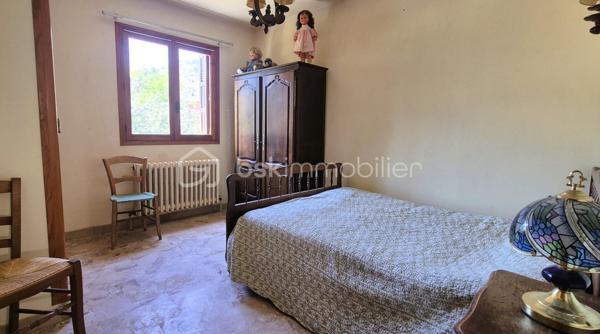 🏔️✨ À ALLOS – ENSEMBLE IMMOBILIER DE 450 M² – 4 APPARTEMENTS – TERRAIN 1 455 M² ✨🏡
❤️ BELLE OPPORTUNITÉ POUR UN PROJET FAMILIAL, LOCATIF OU TOURISTIQUE !
À Allos, à proximité immédiate du village et à seulement 5 minutes à pied des commerces et commodités, venez découvrir cette grande maison d'environ 450 m²(326m² en CARREZ), organisée en 4 appartements indépendants, implantée sur un magnifique terrain d'environ 1 455 m².
📍 Allos, commune touristique du Val d'Allos, bénéficie d'un environnement exceptionnel, aux portes du Parc National du Mercantour, avec ses deux stations de sports d'hiver et d'été : Le Seignus et La Foux d'Allos – Espace Lumière.
Un territoire qui se vit toute l'année : 🎿 ski, 🚵‍♂️ VTT, 🥾 randonnées, 🏔️ montagne, 💦 activités nautiques, découverte du Lac d'Allos, des sources du Verdon et des magnifiques Gorges du Verdon...
________________________________________
🏡 UNE GRANDE MAISON COMPOSÉE DE 4 APPARTEMENTS
La propriété développe environ 450 m² et se compose de :
🔹 Appartement de 88m²
🔹 Appartement de 100m²
🔹 Appartement de 102 m²
🔹 Appartement de 100 m²
Un ensemble particulièrement intéressant pour différents projets :
👨‍👩‍👧‍👦 Grande maison familiale ou intergénérationnelle
💰 Investissement locatif
🏔️ Location saisonnière
🛎️ Projet de gîtes ou d'hébergement touristique
La configuration permet également d'imaginer une résidence principale tout en conservant plusieurs logements indépendants pour accueillir famille, amis ou locataires.
________________________________________
✨ UN APPARTEMENT DÉJÀ RÉNOVÉ
L'appartement situé au 3ème étage a été rénové il y a quelques années et permet aujourd'hui de poser directement ses valises.
Il propose :
🛋️ Une agréable pièce de vie
🍽️ Une cuisine intégrée et équipée
🛏️ 4 chambres, dont 2 en sous-pente
🪟 Une partie des menuiseries en double vitrage
Un logement confortable qui peut être occupé immédiatement, tandis que les autres appartements pourront être rénovés progressivement selon le projet du futur propriétaire.
________________________________________
🔨 3 APPARTEMENTS À RÉNOVER POUR CRÉER VOTRE PROJET
Les trois appartements des niveaux inférieurs sont sains, mais nécessitent des travaux de rénovation.
Ils offrent cependant de beaux volumes et un très beau potentiel.
🛏️ Les appartements des étages disposent chacun de 4 chambres.
🏡 Le logement du rez-de-chaussée dispose quant à lui de 3 chambres et bénéficie d'un accès direct au jardin par quelques marches.
Chaque appartement situé aux étages profite également de son balcon privatif.
De quoi laisser libre cours à votre imagination et créer des logements parfaitement adaptés à la location saisonnière ou à un projet familial. ✨
________________________________________
🌄 UNE VUE EXCEPTIONNELLE SUR LA VALLÉE
C'est également l'un des beaux atouts de cette propriété !
☀️ Les balcons sont orientés plein Sud et offrent une vue dégagée à 180° sur les montagnes et la vallée.
Un véritable spectacle au fil des saisons, avec les sommets enneigés en hiver et les paysages verdoyants de la montagne aux beaux jours. 🏔️🌲
________________________________________
🌳 1 455 M² DE TERRAIN !
La propriété bénéficie d'un terrain d'environ 1 455 m², un véritable privilège à proximité du village.
🌿 Jardin
🔥 Espace barbecue
🥕 Possibilité de créer un potager
🏊 Possibilité d'imaginer une piscine, sous réserve des autorisations nécessaires
👨‍👩‍👧‍👦 Un espace idéal pour profiter pleinement des beaux jours en famille ou entre amis.
________________________________________
🚗 DES ANNEXES PRATIQUES
La maison dispose également de :
🚘 Grand garage
🗄️ 2 caves
🔥 Chauffage central avec chaudière au fioul
De nombreux espaces qui viennent compléter les volumes déjà très importants de cette propriété.
________________________________________
🎿 UN EMPLACEMENT IDÉAL EN TOUTE SAISON
🚶‍♀️ 7 minutes à pied du village d'Allos
🛍️ Commerces et commodités à proximité
⛷️ Station du Seignus à environ 5 minutes en voiture
🎿 La Foux d'Allos – Espace Lumière à environ 10 minutes
🚵‍♂️ Nombreux parcours VTT
🥾 Randonnées au cœur du Mercantour
💦 Base de loisirs d'Allos avec son plan d'eau et ses nombreuses activités estivales
🏔️ Parc National du Mercantour
💧 Sources du Verdon et Lac d'Allos
🌊 Proximité des Gorges du Verdon
________________________________________
⭐ LES + DE CETTE PROPRIÉTÉ
❤️ Environ 450 m²
🏡 4 appartements indépendants
🌳 Terrain d'environ 1 455 m²
🌄 Vue panoramique à 180°
☀️ Orientation plein Sud
🛏️ 16 chambres au total sur les 4 logements
✨ 1 appartement déjà rénové
🔨 3 appartements offrant un beau potentiel après travaux
🚘 Grand garage
🗄️ 2 caves
🚶‍♀️ Village accessible à pied
💰 Idéal pour investissement locatif ou projet familial
🏔️ Un bien permettant d'imaginer de nombreux projets en montagne !
________________________________________
📸 Au regard de la superficie et du nombre de logements, nous disposons de photos complémentaires ainsi que d'une visite virtuelle permettant de découvrir l'ensemble des 4 appartements. N'hésitez pas à nous les demander.
📍 Allos est situé à environ 2h30 de Nice et 3h30 de Marseille et Toulon.
✨ Une propriété rare par ses volumes, son terrain et sa configuration, offrant un potentiel exceptionnel dans un secteur touristique recherché du Val d'Allos.
📞 À découvrir sans tarder ! Contactez-moi pour plus d'informations ou pour organiser une visite.
⚠️ Les informations sur les risques auxquels ce bien est exposé sont disponibles sur le site Géorisques.
🏔️ Le Val d'Allos, bien plus qu'une destination… un art de vivre au cœur des Alpes.