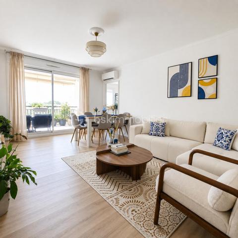 Nice / Corniche Fleurie 

Au cœur d’une résidence récente avec ascenseur, découvrez ce superbe appartement traversant de 3 pièces de 68m², situé au 2ᵉ et dernier étage.

La résidence séduit par son environnement privilégié et verdoyant, offrant une piscine, plus de 2 500 m² d’espaces verts privatifs exclusivement réservés aux copropriétaires, ainsi que de nombreux stationnements collectifs.

Dès l’entrée, vous découvrirez une spacieuse pièce de vie de plus de 20 m², baignée de lumière et sublimée par une décoration raffinée et harmonieuse. Le séjour, équipé de la climatisation, s’ouvre sur une agréable terrasse de 9,50 m² exposée Ouest, bénéficiant d’une vue totalement dégagée avec aperçu mer, idéale pour profiter pleinement des beaux jours.

Une grande cuisine indépendante aménagée, attenante au séjour, bénéficie elle aussi d’une belle luminosité grâce à sa fenêtre ouvrant sur une vue totalement dégagée. Un cadre particulièrement agréable au quotidien, qui prolonge la sensation d’espace et d’ouverture de l’appartement

Parfaitement séparé par un dégagement avec rangements, l’espace nuit se compose de deux chambres confortables, d’une salle de bains et d’un WC indépendant, offrant un agencement aussi fonctionnel qu’agréable.

 Un garage fermé complète ce bien, véritable confort au quotidien.
 Possobilité d' acquérir un second garage en sus.

Lumineux, traversant et parfaitement entretenu, cet appartement séduit par son atmosphère chaleureuse, sa décoration soignée, son dernier étage et son environnement verdoyant.

Un bien où confort, sérénité et qualité de vie se conjuguent au quotidien.